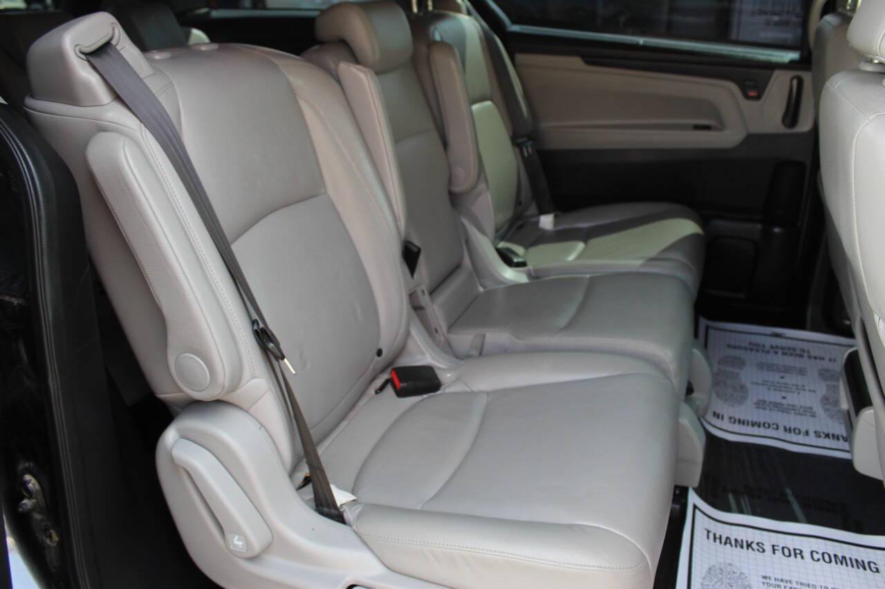 2018 Gray Honda Odyssey EXR (5FNRL6H72JB) with an 3.5L V6 SOHC 24V engine, 6A transmission, located at 4301 NW 39th , Oklahoma City, OK, 73112, (405) 949-5600, 35.512135, -97.598671 - NO DRIVERS LICENCE -NO FULL COVERAGE INSURANCE - NO CREDIT CHECK. COME ON OVER TO SUPERSPORTS, TAKE A LOOK AND TEST DRIVE. PLEASE GIVE US A CALL AT (405) 949-5600. NO LICENCIA DE CONDUCIR - NO SEGURO DE COBERTURA TOTAL - NO VERIFICACION DE CREDITO. VISITENOS EN SUPERSPORTS, MIRE NUESTRO - Photo#10