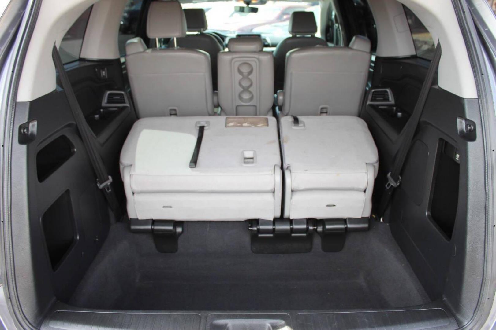2018 Gray Honda Odyssey EXR (5FNRL6H72JB) with an 3.5L V6 SOHC 24V engine, 6A transmission, located at 4301 NW 39th , Oklahoma City, OK, 73112, (405) 949-5600, 35.512135, -97.598671 - NO DRIVERS LICENCE -NO FULL COVERAGE INSURANCE - NO CREDIT CHECK. COME ON OVER TO SUPERSPORTS, TAKE A LOOK AND TEST DRIVE. PLEASE GIVE US A CALL AT (405) 949-5600. NO LICENCIA DE CONDUCIR - NO SEGURO DE COBERTURA TOTAL - NO VERIFICACION DE CREDITO. VISITENOS EN SUPERSPORTS, MIRE NUESTRO - Photo#13