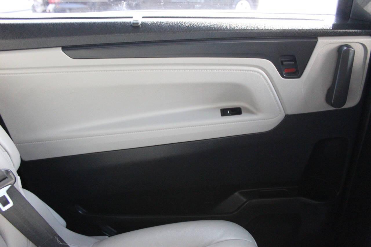 2018 Gray Honda Odyssey EXR (5FNRL6H72JB) with an 3.5L V6 SOHC 24V engine, 6A transmission, located at 4301 NW 39th , Oklahoma City, OK, 73112, (405) 949-5600, 35.512135, -97.598671 - NO DRIVERS LICENCE -NO FULL COVERAGE INSURANCE - NO CREDIT CHECK. COME ON OVER TO SUPERSPORTS, TAKE A LOOK AND TEST DRIVE. PLEASE GIVE US A CALL AT (405) 949-5600. NO LICENCIA DE CONDUCIR - NO SEGURO DE COBERTURA TOTAL - NO VERIFICACION DE CREDITO. VISITENOS EN SUPERSPORTS, MIRE NUESTRO - Photo#17