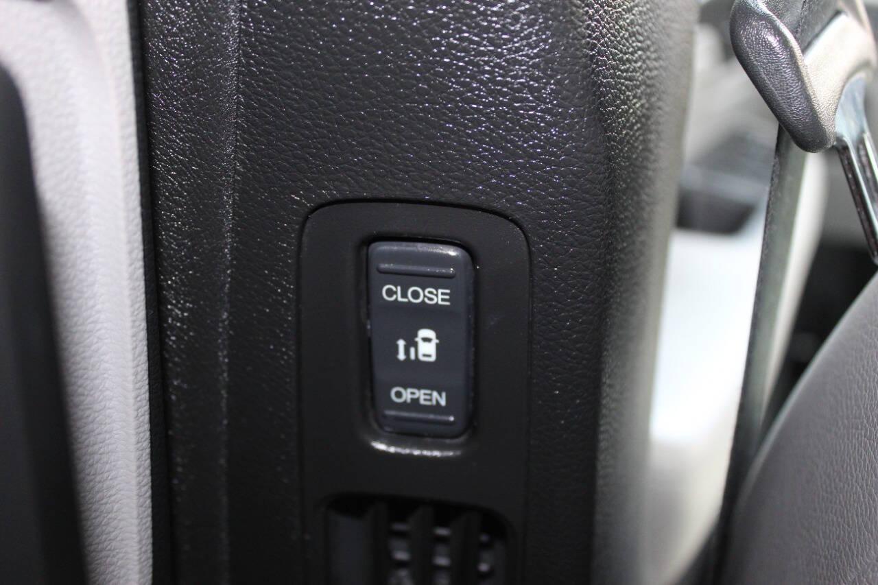 2018 Gray Honda Odyssey EXR (5FNRL6H72JB) with an 3.5L V6 SOHC 24V engine, 6A transmission, located at 4301 NW 39th , Oklahoma City, OK, 73112, (405) 949-5600, 35.512135, -97.598671 - NO DRIVERS LICENCE -NO FULL COVERAGE INSURANCE - NO CREDIT CHECK. COME ON OVER TO SUPERSPORTS, TAKE A LOOK AND TEST DRIVE. PLEASE GIVE US A CALL AT (405) 949-5600. NO LICENCIA DE CONDUCIR - NO SEGURO DE COBERTURA TOTAL - NO VERIFICACION DE CREDITO. VISITENOS EN SUPERSPORTS, MIRE NUESTRO - Photo#27