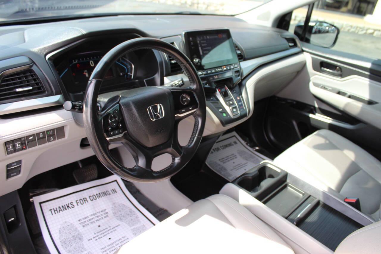 2018 Gray Honda Odyssey EXR (5FNRL6H72JB) with an 3.5L V6 SOHC 24V engine, 6A transmission, located at 4301 NW 39th , Oklahoma City, OK, 73112, (405) 949-5600, 35.512135, -97.598671 - NO DRIVERS LICENCE -NO FULL COVERAGE INSURANCE - NO CREDIT CHECK. COME ON OVER TO SUPERSPORTS, TAKE A LOOK AND TEST DRIVE. PLEASE GIVE US A CALL AT (405) 949-5600. NO LICENCIA DE CONDUCIR - NO SEGURO DE COBERTURA TOTAL - NO VERIFICACION DE CREDITO. VISITENOS EN SUPERSPORTS, MIRE NUESTRO - Photo#18