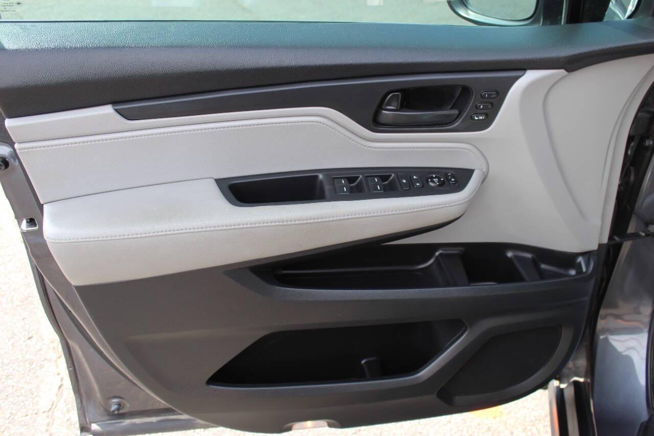 2018 Gray Honda Odyssey EXR (5FNRL6H72JB) with an 3.5L V6 SOHC 24V engine, 6A transmission, located at 4301 NW 39th , Oklahoma City, OK, 73112, (405) 949-5600, 35.512135, -97.598671 - NO DRIVERS LICENCE -NO FULL COVERAGE INSURANCE - NO CREDIT CHECK. COME ON OVER TO SUPERSPORTS, TAKE A LOOK AND TEST DRIVE. PLEASE GIVE US A CALL AT (405) 949-5600. NO LICENCIA DE CONDUCIR - NO SEGURO DE COBERTURA TOTAL - NO VERIFICACION DE CREDITO. VISITENOS EN SUPERSPORTS, MIRE NUESTRO - Photo#19