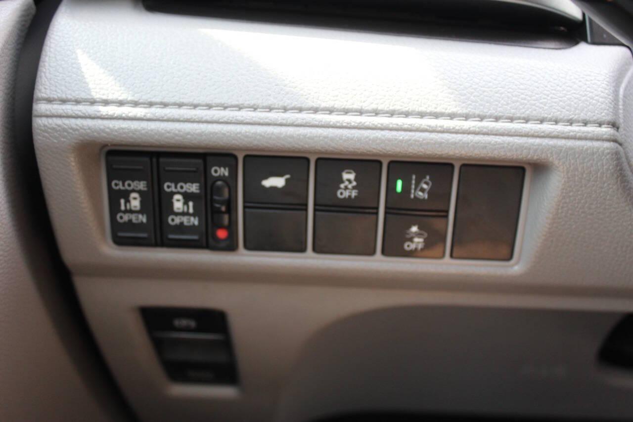 2018 Gray Honda Odyssey EXR (5FNRL6H72JB) with an 3.5L V6 SOHC 24V engine, 6A transmission, located at 4301 NW 39th , Oklahoma City, OK, 73112, (405) 949-5600, 35.512135, -97.598671 - NO DRIVERS LICENCE -NO FULL COVERAGE INSURANCE - NO CREDIT CHECK. COME ON OVER TO SUPERSPORTS, TAKE A LOOK AND TEST DRIVE. PLEASE GIVE US A CALL AT (405) 949-5600. NO LICENCIA DE CONDUCIR - NO SEGURO DE COBERTURA TOTAL - NO VERIFICACION DE CREDITO. VISITENOS EN SUPERSPORTS, MIRE NUESTRO - Photo#25