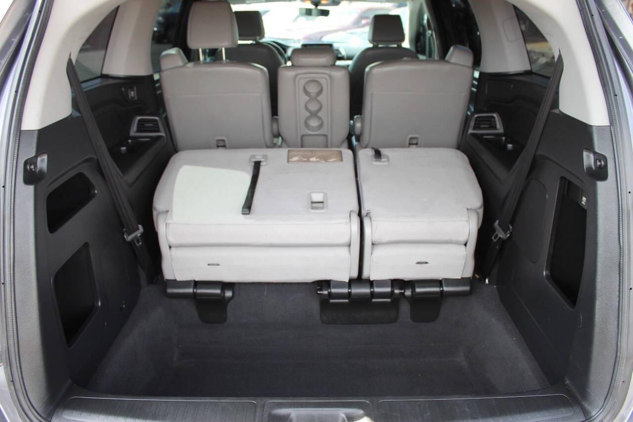 2018 Gray Honda Odyssey EXR (5FNRL6H72JB) with an 3.5L V6 SOHC 24V engine, 6A transmission, located at 4301 NW 39th , Oklahoma City, OK, 73112, (405) 949-5600, 35.512135, -97.598671 - NO DRIVERS LICENCE -NO FULL COVERAGE INSURANCE - NO CREDIT CHECK. COME ON OVER TO SUPERSPORTS, TAKE A LOOK AND TEST DRIVE. PLEASE GIVE US A CALL AT (405) 949-5600. NO LICENCIA DE CONDUCIR - NO SEGURO DE COBERTURA TOTAL - NO VERIFICACION DE CREDITO. VISITENOS EN SUPERSPORTS, MIRE NUESTRO - Photo#14