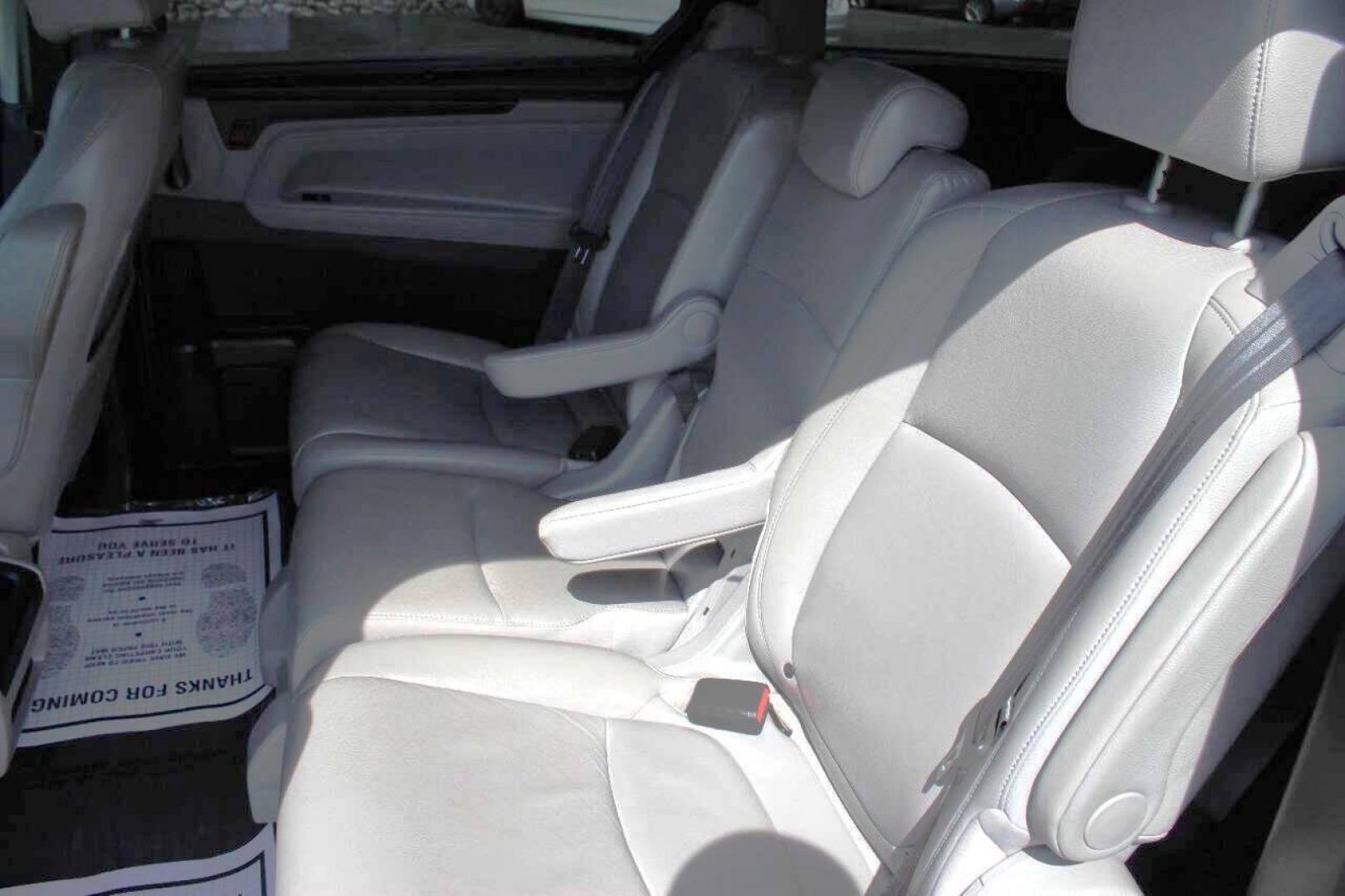 2018 Gray Honda Odyssey EXR (5FNRL6H72JB) with an 3.5L V6 SOHC 24V engine, 6A transmission, located at 4301 NW 39th , Oklahoma City, OK, 73112, (405) 949-5600, 35.512135, -97.598671 - NO DRIVERS LICENCE -NO FULL COVERAGE INSURANCE - NO CREDIT CHECK. COME ON OVER TO SUPERSPORTS, TAKE A LOOK AND TEST DRIVE. PLEASE GIVE US A CALL AT (405) 949-5600. NO LICENCIA DE CONDUCIR - NO SEGURO DE COBERTURA TOTAL - NO VERIFICACION DE CREDITO. VISITENOS EN SUPERSPORTS, MIRE NUESTRO - Photo#16