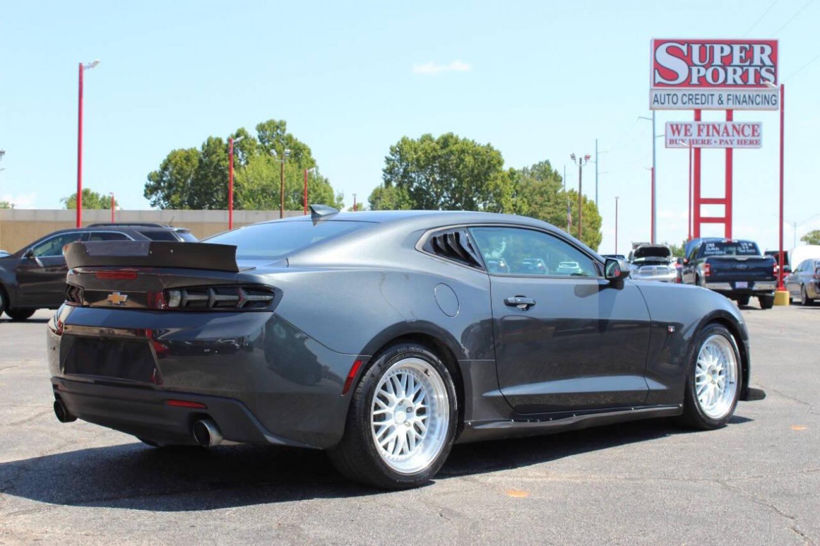 2017 Gray Chevrolet Camaro 1LT Coupe (1G1FB1RS9H0) with an 3.6L V6 DOHC 24V engine, 6A transmission, located at 4301 NW 39th , Oklahoma City, OK, 73112, (405) 949-5600, 35.512135, -97.598671 - NO DRIVERS LICENCE -NO FULL COVERAGE INSURANCE - NO CREDIT CHECK. COME ON OVER TO SUPERSPORTS, TAKE A LOOK AND TEST DRIVE. PLEASE GIVE US A CALL AT (405) 949-5600. NO LICENCIA DE CONDUCIR - NO SEGURO DE COBERTURA TOTAL - NO VERIFICACION DE CREDITO. VISITENOS EN SUPERSPORTS, MIRE NUESTRO - Photo#3