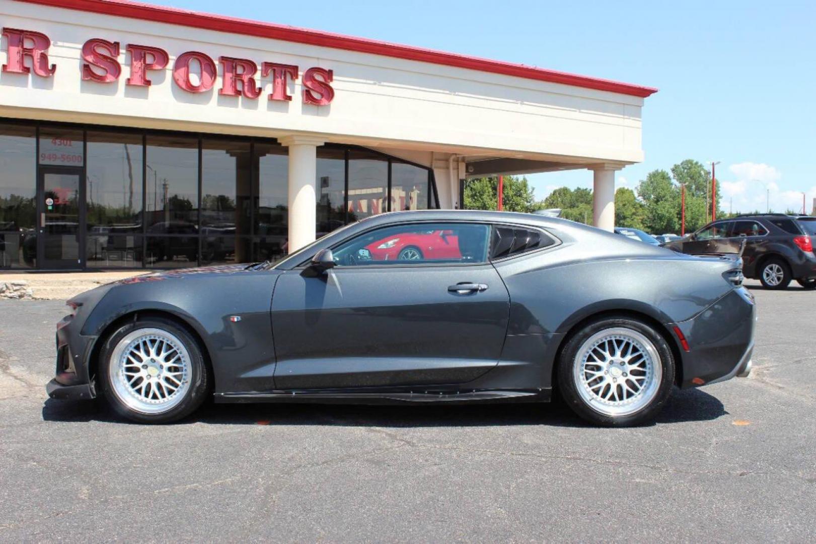 2017 Gray Chevrolet Camaro 1LT Coupe (1G1FB1RS9H0) with an 3.6L V6 DOHC 24V engine, 6A transmission, located at 4301 NW 39th , Oklahoma City, OK, 73112, (405) 949-5600, 35.512135, -97.598671 - NO DRIVERS LICENCE -NO FULL COVERAGE INSURANCE - NO CREDIT CHECK. COME ON OVER TO SUPERSPORTS, TAKE A LOOK AND TEST DRIVE. PLEASE GIVE US A CALL AT (405) 949-5600. NO LICENCIA DE CONDUCIR - NO SEGURO DE COBERTURA TOTAL - NO VERIFICACION DE CREDITO. VISITENOS EN SUPERSPORTS, MIRE NUESTRO - Photo#5