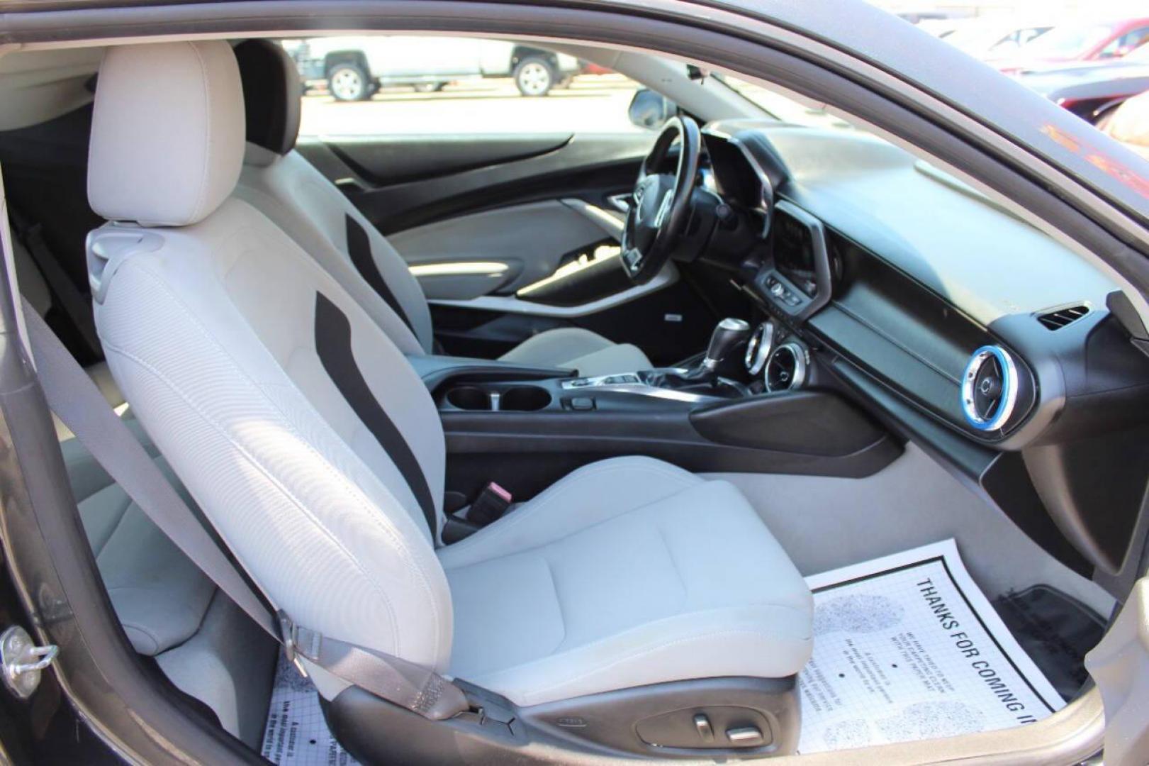 2017 Gray Chevrolet Camaro 1LT Coupe (1G1FB1RS9H0) with an 3.6L V6 DOHC 24V engine, 6A transmission, located at 4301 NW 39th , Oklahoma City, OK, 73112, (405) 949-5600, 35.512135, -97.598671 - NO DRIVERS LICENCE -NO FULL COVERAGE INSURANCE - NO CREDIT CHECK. COME ON OVER TO SUPERSPORTS, TAKE A LOOK AND TEST DRIVE. PLEASE GIVE US A CALL AT (405) 949-5600. NO LICENCIA DE CONDUCIR - NO SEGURO DE COBERTURA TOTAL - NO VERIFICACION DE CREDITO. VISITENOS EN SUPERSPORTS, MIRE NUESTRO - Photo#8