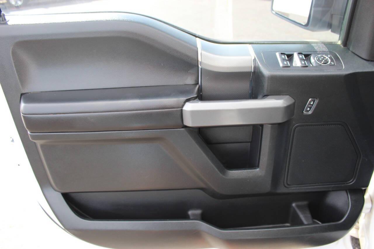 2016 White Ford F-150 XL SuperCrew 6.5-ft. Bed 4WD (1FTFW1EG1GK) with an 3.5L V6 Twin Turbocharger 3.5L V6 engine, Automatic 6-Speed transmission, located at 4301 NW 39th , Oklahoma City, OK, 73112, (405) 949-5600, 35.512135, -97.598671 - NO DRIVERS LICENCE -NO FULL COVERAGE INSURANCE - NO CREDIT CHECK. COME ON OVER TO SUPERSPORTS, TAKE A LOOK AND TEST DRIVE. PLEASE GIVE US A CALL AT (405) 949-5600. NO LICENCIA DE CONDUCIR - NO SEGURO DE COBERTURA TOTAL - NO VERIFICACION DE CREDITO. VISITENOS EN SUPERSPORTS, MIRE NUESTRO - Photo#17