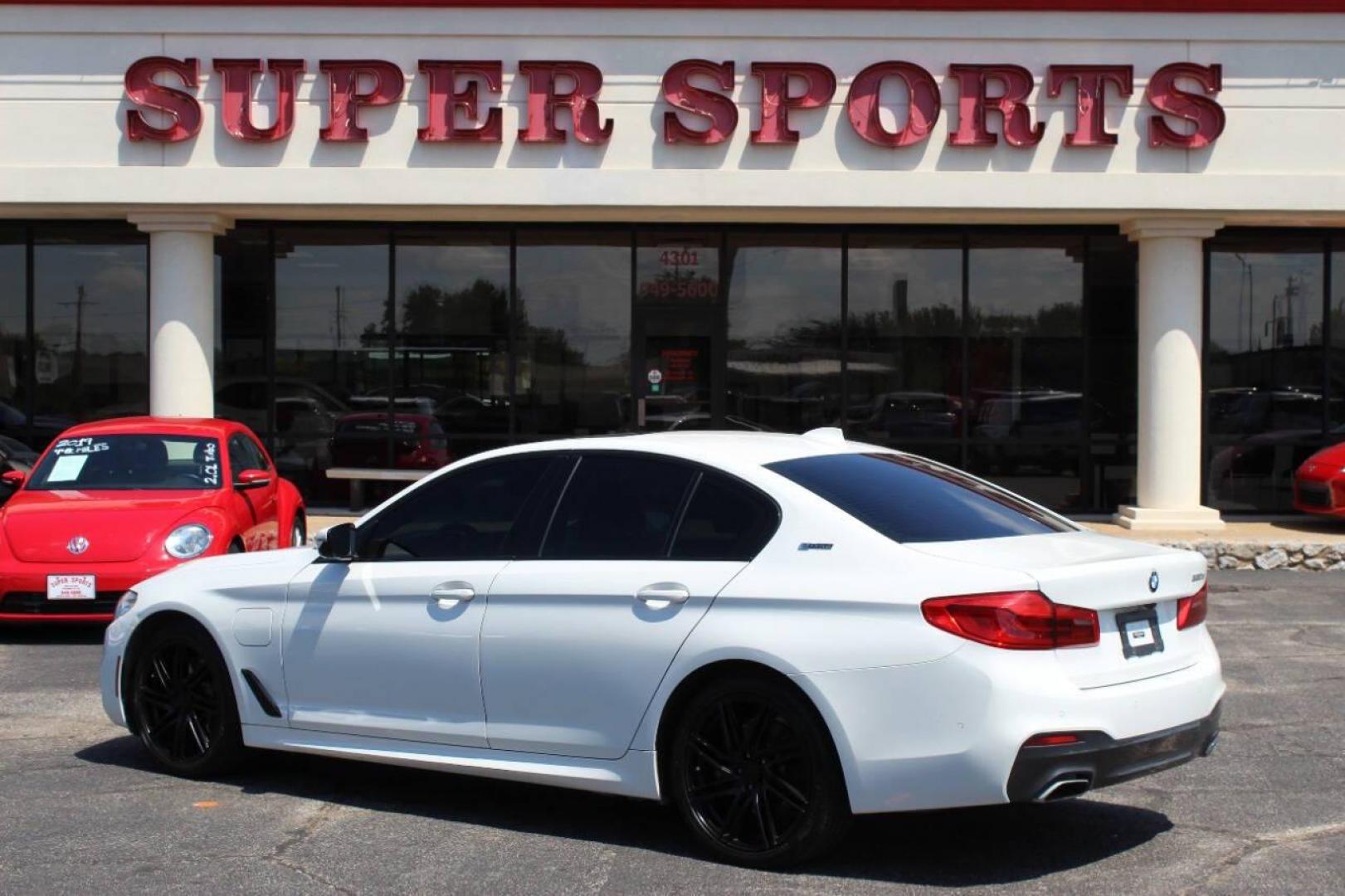 2019 White BMW 5-Series 530e iPerformance (WBAJA9C58KB) with an 2.0L L4 DOHC 16V TURBO HYBRID engine, 8A transmission, located at 4301 NW 39th , Oklahoma City, OK, 73112, (405) 949-5600, 35.512135, -97.598671 - NO DRIVERS LICENCE -NO FULL COVERAGE INSURANCE - NO CREDIT CHECK. COME ON OVER TO SUPERSPORTS, TAKE A LOOK AND TEST DRIVE. PLEASE GIVE US A CALL AT (405) 949-5600. NO LICENCIA DE CONDUCIR - NO SEGURO DE COBERTURA TOTAL - NO VERIFICACION DE CREDITO. VISITENOS EN SUPERSPORTS, MIRE NUESTRO - Photo#3