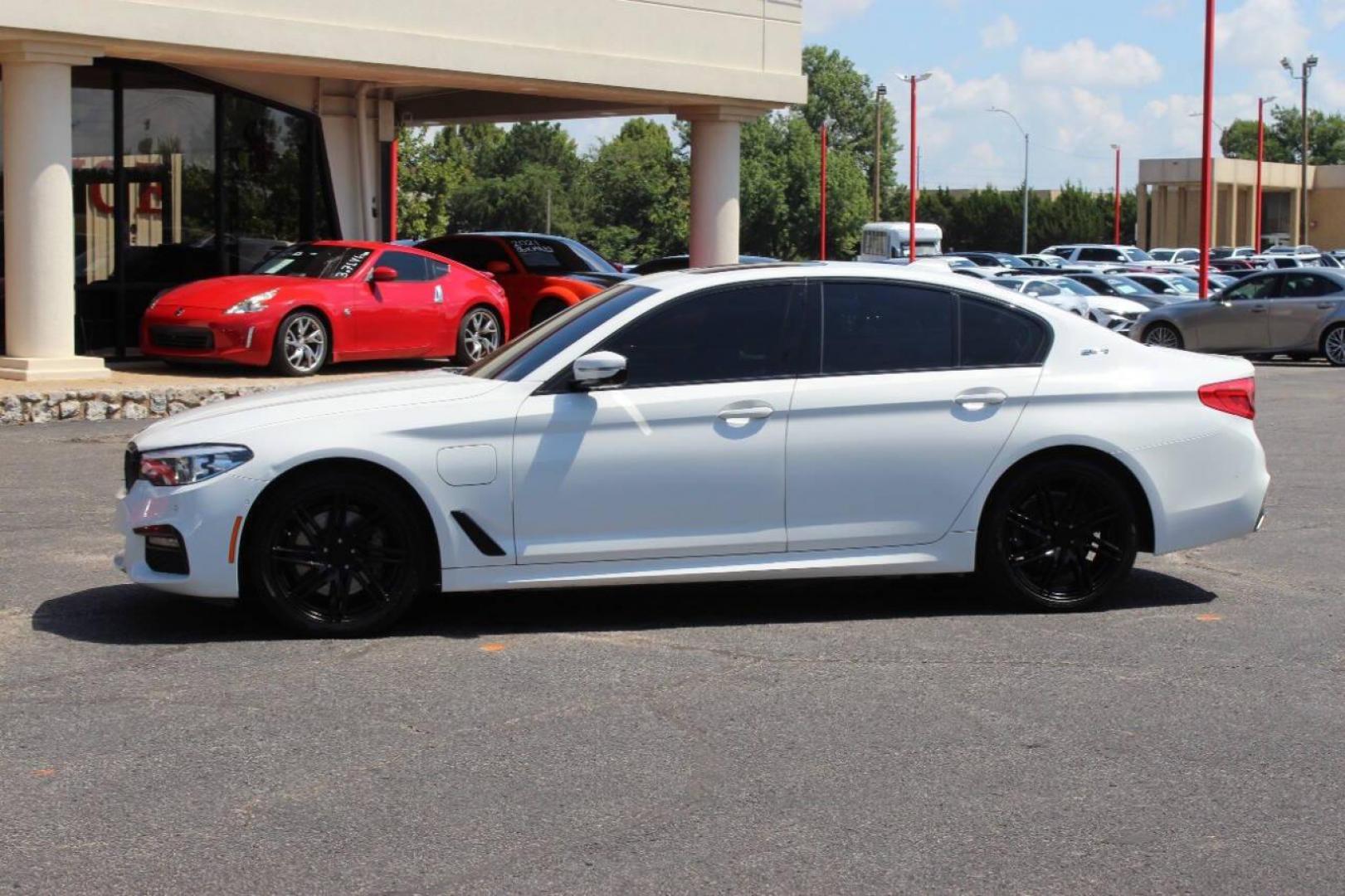 2019 White BMW 5-Series 530e iPerformance (WBAJA9C58KB) with an 2.0L L4 DOHC 16V TURBO HYBRID engine, 8A transmission, located at 4301 NW 39th , Oklahoma City, OK, 73112, (405) 949-5600, 35.512135, -97.598671 - NO DRIVERS LICENCE -NO FULL COVERAGE INSURANCE - NO CREDIT CHECK. COME ON OVER TO SUPERSPORTS, TAKE A LOOK AND TEST DRIVE. PLEASE GIVE US A CALL AT (405) 949-5600. NO LICENCIA DE CONDUCIR - NO SEGURO DE COBERTURA TOTAL - NO VERIFICACION DE CREDITO. VISITENOS EN SUPERSPORTS, MIRE NUESTRO - Photo#4