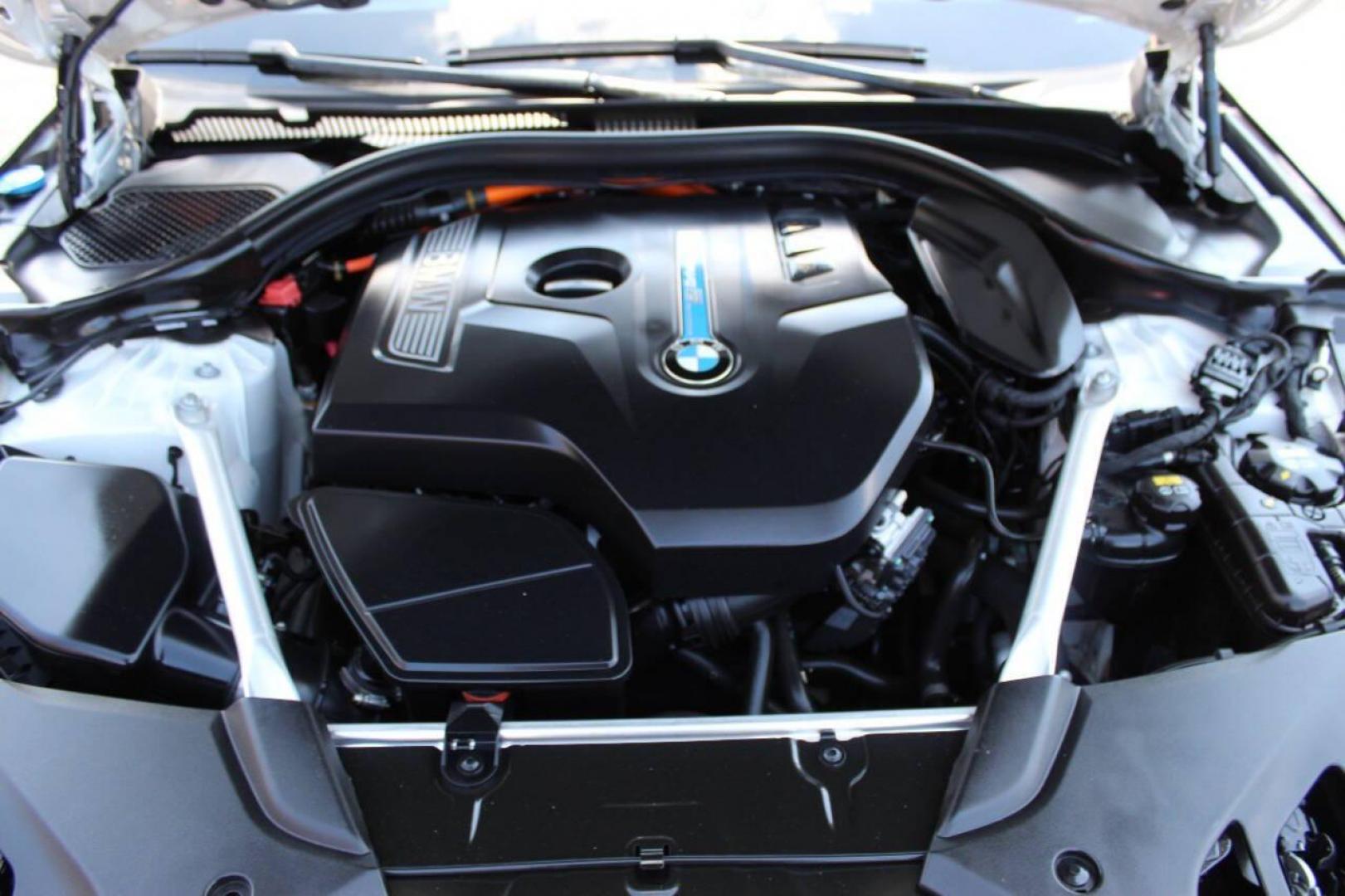 2019 White BMW 5-Series 530e iPerformance (WBAJA9C58KB) with an 2.0L L4 DOHC 16V TURBO HYBRID engine, 8A transmission, located at 4301 NW 39th , Oklahoma City, OK, 73112, (405) 949-5600, 35.512135, -97.598671 - NO DRIVERS LICENCE -NO FULL COVERAGE INSURANCE - NO CREDIT CHECK. COME ON OVER TO SUPERSPORTS, TAKE A LOOK AND TEST DRIVE. PLEASE GIVE US A CALL AT (405) 949-5600. NO LICENCIA DE CONDUCIR - NO SEGURO DE COBERTURA TOTAL - NO VERIFICACION DE CREDITO. VISITENOS EN SUPERSPORTS, MIRE NUESTRO - Photo#6