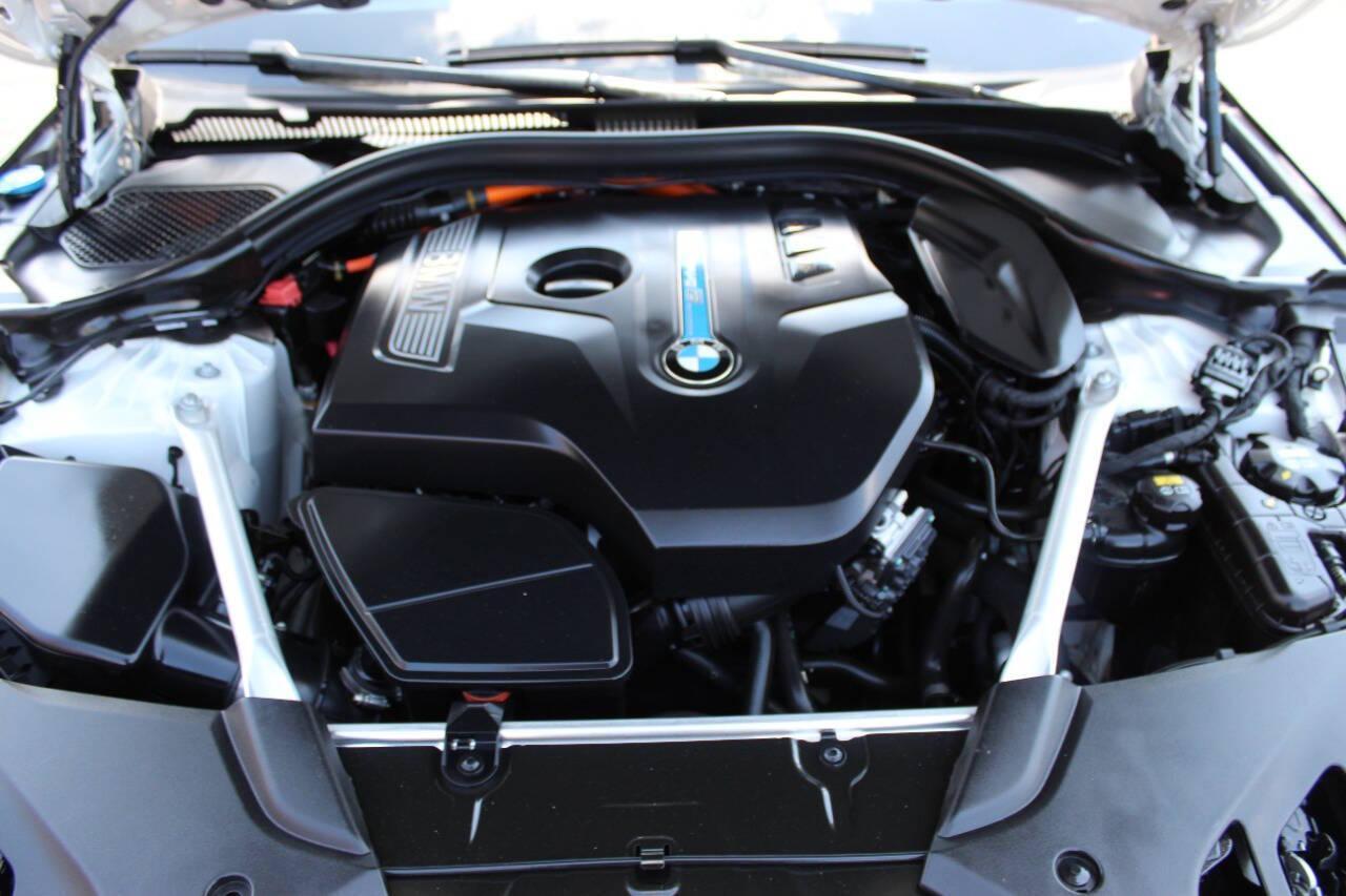 2019 White BMW 5 Series 530e iPerformance (WBAJA9C58KB) with an 2.0L I4 Turbocharger 2.0L I4 engine, Automatic 8-Speed transmission, located at 4301 NW 39th , Oklahoma City, OK, 73112, (405) 949-5600, 35.512135, -97.598671 - NO DRIVERS LICENCE -NO FULL COVERAGE INSURANCE - NO CREDIT CHECK. COME ON OVER TO SUPERSPORTS, TAKE A LOOK AND TEST DRIVE. PLEASE GIVE US A CALL AT (405) 949-5600. NO LICENCIA DE CONDUCIR - NO SEGURO DE COBERTURA TOTAL - NO VERIFICACION DE CREDITO. VISITENOS EN SUPERSPORTS, MIRE NUESTRO - Photo#7