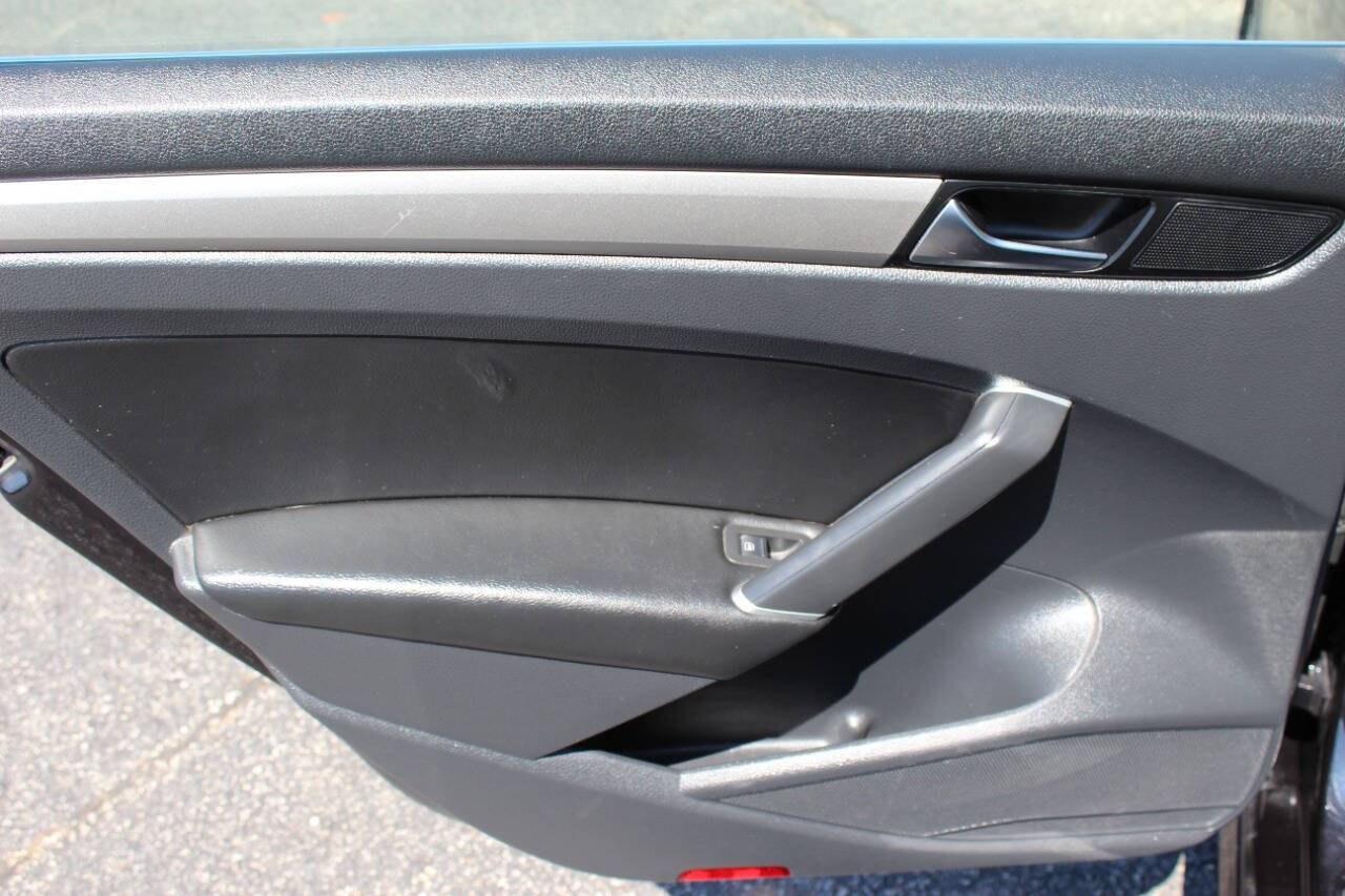 2021 Black Volkswagen Passat SE (1VWSA7A35MC) with an 2.0L I4 Turbocharger 2.0L I4 engine, Automatic 6-Speed transmission, located at 4301 NW 39th , Oklahoma City, OK, 73112, (405) 949-5600, 35.512135, -97.598671 - Hablamos espaol. SPEND SMART --- BUY FROM SUPER SPORTS. ASKING WHOLESALE CASH PRICE: $11,900 (CASH ONLY) PLUS $100 PROCESSING FEE. ALL PRICES, DOWN PAYMENTS, PAYMENTS, AND FINANCE TERMS ARE NEGOTIABLE AT THE TIME OF APPROVAL. WE WILL WORK WITH YOU TO FIT YOUR BUDGET. WE WILL EVEN LOW- Photo#14