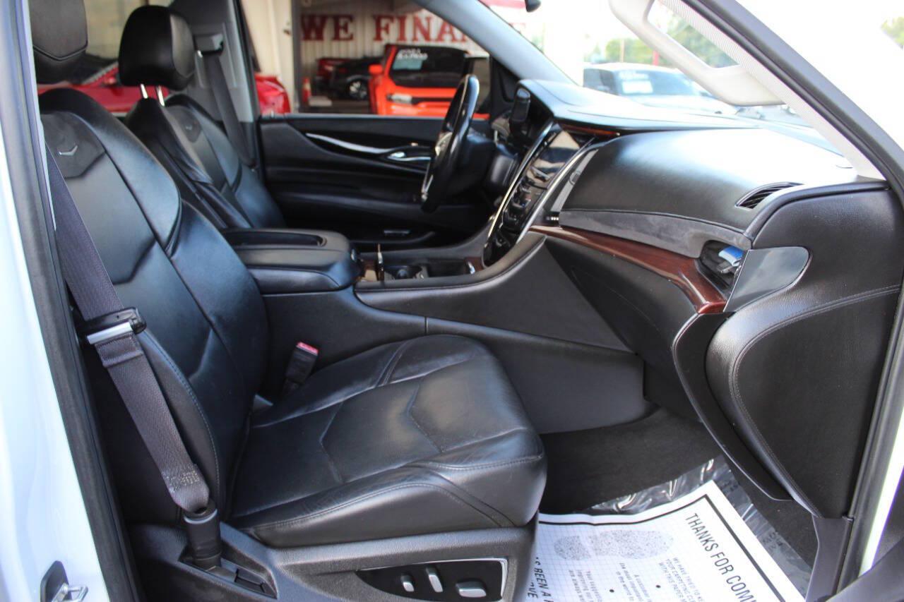 2016 White Cadillac Escalade Luxury 4WD (1GYS4BKJ9GR) with an 6.2L V8 6.2L V8 engine, Automatic 8-Speed transmission, located at 4301 NW 39th , Oklahoma City, OK, 73112, (405) 949-5600, 35.512135, -97.598671 - Hablamos espanol. SPEND SMART --- BUY FROM SUPER SPORTS. ALL PRICES, DOWN PAYMENTS, PAYMENTS, AND FINANCE TERMS ARE NEGOTIABLE AT THE TIME OF APPROVAL. WE WILL WORK WITH YOU TO FIT YOUR BUDGET. WE WILL EVEN LOWER AND ADJUST THE NUMBERS TO HELP MAKE THE VEHICLE MORE AFFORDABLE FOR YOU.- Photo#8