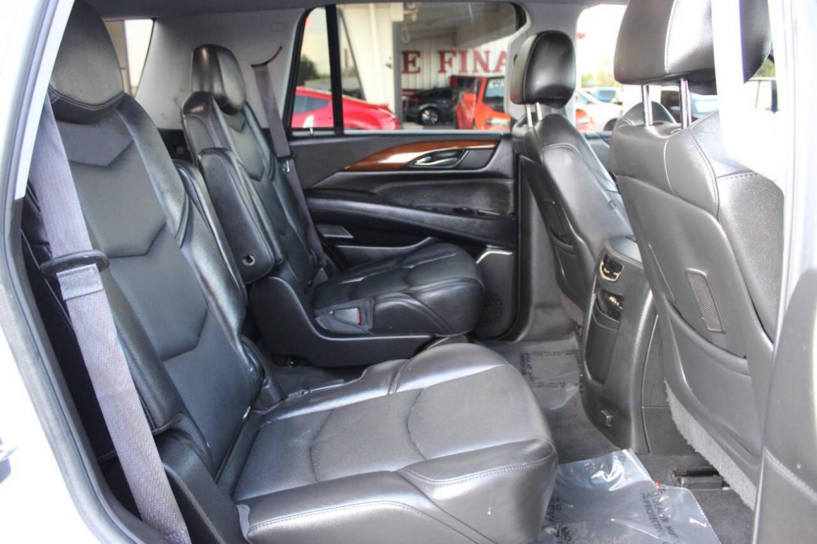 2016 White Cadillac Escalade Luxury 4WD (1GYS4BKJ9GR) with an 6.2L V8 OHV 16V FFV engine, 6A transmission, located at 4301 NW 39th , Oklahoma City, OK, 73112, (405) 949-5600, 35.512135, -97.598671 - NO DRIVERS LICENCE -NO FULL COVERAGE INSURANCE - NO CREDIT CHECK. COME ON OVER TO SUPERSPORTS, TAKE A LOOK AND TEST DRIVE. PLEASE GIVE US A CALL AT (405) 949-5600. NO LICENCIA DE CONDUCIR - NO SEGURO DE COBERTURA TOTAL - NO VERIFICACION DE CREDITO. VISITENOS EN SUPERSPORTS, MIRE NUESTRO - Photo#9