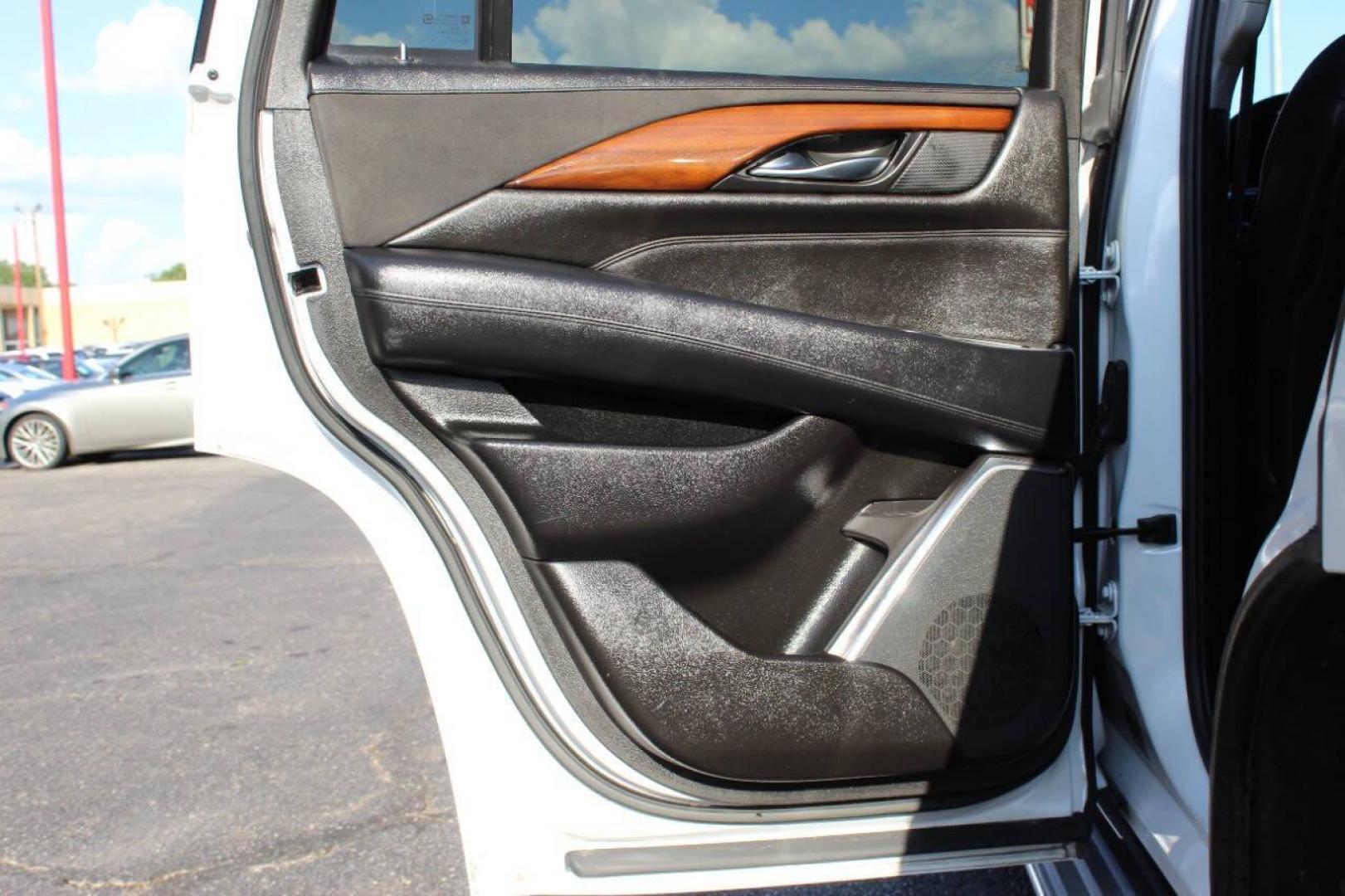 2016 White Cadillac Escalade Luxury 4WD (1GYS4BKJ9GR) with an 6.2L V8 OHV 16V FFV engine, 6A transmission, located at 4301 NW 39th , Oklahoma City, OK, 73112, (405) 949-5600, 35.512135, -97.598671 - NO DRIVERS LICENCE -NO FULL COVERAGE INSURANCE - NO CREDIT CHECK. COME ON OVER TO SUPERSPORTS, TAKE A LOOK AND TEST DRIVE. PLEASE GIVE US A CALL AT (405) 949-5600. NO LICENCIA DE CONDUCIR - NO SEGURO DE COBERTURA TOTAL - NO VERIFICACION DE CREDITO. VISITENOS EN SUPERSPORTS, MIRE NUESTRO - Photo#13