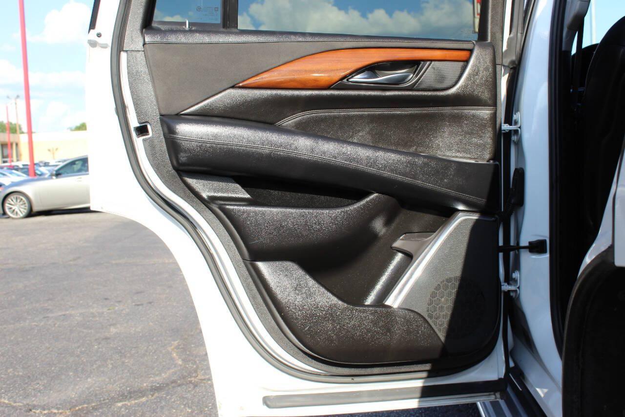 2016 White Cadillac Escalade Luxury 4WD (1GYS4BKJ9GR) with an 6.2L V8 6.2L V8 engine, Automatic 8-Speed transmission, located at 4301 NW 39th , Oklahoma City, OK, 73112, (405) 949-5600, 35.512135, -97.598671 - Hablamos espanol. SPEND SMART --- BUY FROM SUPER SPORTS. ALL PRICES, DOWN PAYMENTS, PAYMENTS, AND FINANCE TERMS ARE NEGOTIABLE AT THE TIME OF APPROVAL. WE WILL WORK WITH YOU TO FIT YOUR BUDGET. WE WILL EVEN LOWER AND ADJUST THE NUMBERS TO HELP MAKE THE VEHICLE MORE AFFORDABLE FOR YOU.- Photo#17