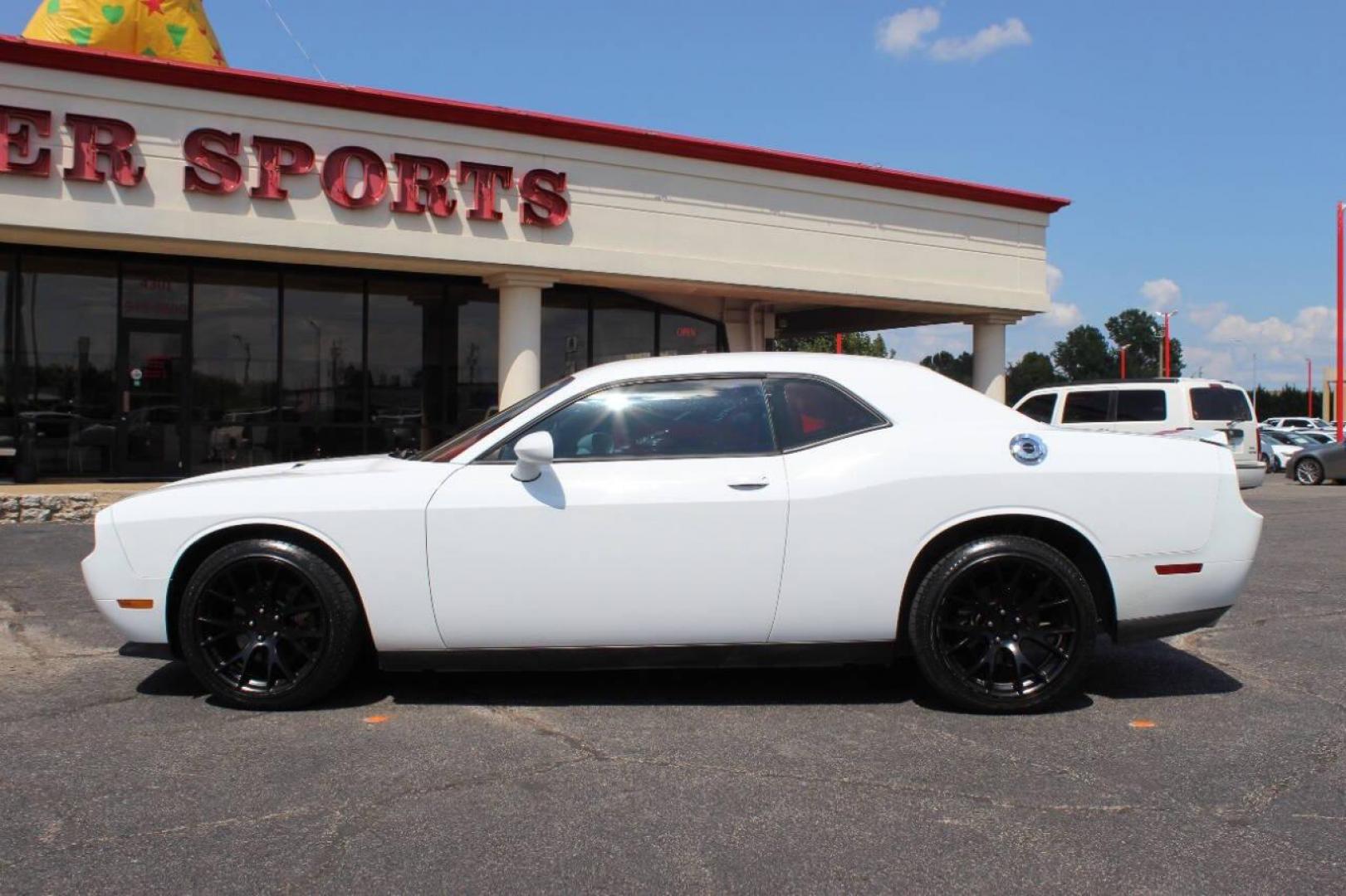 2014 White Dodge Challenger SXT (2C3CDYAG5EH) with an 3.6L V6 DOHC 24V engine, 5-Speed Automatic transmission, located at 4301 NW 39th , Oklahoma City, OK, 73112, (405) 949-5600, 35.512135, -97.598671 - NO DRIVERS LICENCE -NO FULL COVERAGE INSURANCE - NO CREDIT CHECK. COME ON OVER TO SUPERSPORTS, TAKE A LOOK AND TEST DRIVE. PLEASE GIVE US A CALL AT (405) 949-5600. NO LICENCIA DE CONDUCIR - NO SEGURO DE COBERTURA TOTAL - NO VERIFICACION DE CREDITO. VISITENOS EN SUPERSPORTS, MIRE NUESTRO - Photo#5