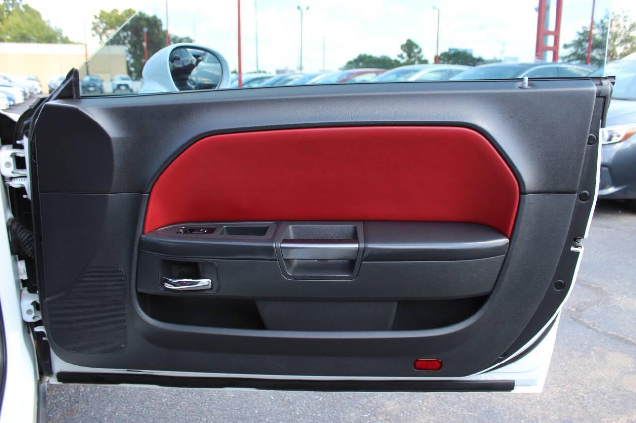 2014 White Dodge Challenger SXT (2C3CDYAG5EH) with an 3.6L V6 DOHC 24V engine, 5-Speed Automatic transmission, located at 4301 NW 39th , Oklahoma City, OK, 73112, (405) 949-5600, 35.512135, -97.598671 - NO DRIVERS LICENCE -NO FULL COVERAGE INSURANCE - NO CREDIT CHECK. COME ON OVER TO SUPERSPORTS, TAKE A LOOK AND TEST DRIVE. PLEASE GIVE US A CALL AT (405) 949-5600. NO LICENCIA DE CONDUCIR - NO SEGURO DE COBERTURA TOTAL - NO VERIFICACION DE CREDITO. VISITENOS EN SUPERSPORTS, MIRE NUESTRO - Photo#9