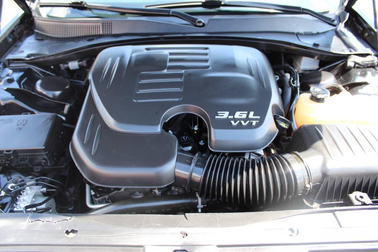 2018 Black Chrysler 300 Limited RWD (2C3CCAAG6JH) with an 3.6L V6 SOHC 24V engine, 8A transmission, located at 4301 NW 39th , Oklahoma City, OK, 73112, (405) 949-5600, 35.512135, -97.598671 - NO DRIVERS LICENCE -NO FULL COVERAGE INSURANCE - NO CREDIT CHECK. COME ON OVER TO SUPERSPORTS, TAKE A LOOK AND TEST DRIVE. PLEASE GIVE US A CALL AT (405) 949-5600. NO LICENCIA DE CONDUCIR - NO SEGURO DE COBERTURA TOTAL - NO VERIFICACION DE CREDITO. VISITENOS EN SUPERSPORTS, MIRE NUESTRO - Photo#7