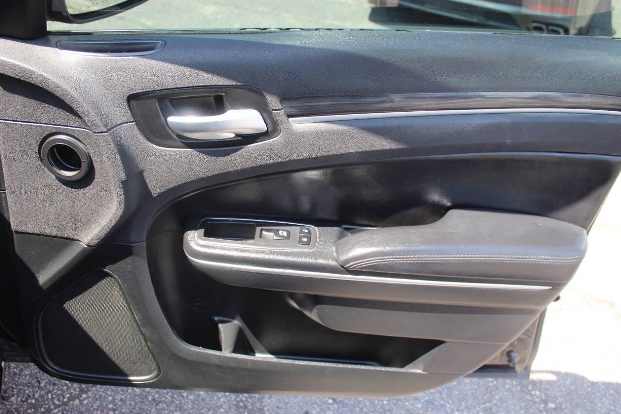 2018 Black Chrysler 300 Limited RWD (2C3CCAAG6JH) with an 3.6L V6 SOHC 24V engine, 8A transmission, located at 4301 NW 39th , Oklahoma City, OK, 73112, (405) 949-5600, 35.512135, -97.598671 - NO DRIVERS LICENCE -NO FULL COVERAGE INSURANCE - NO CREDIT CHECK. COME ON OVER TO SUPERSPORTS, TAKE A LOOK AND TEST DRIVE. PLEASE GIVE US A CALL AT (405) 949-5600. NO LICENCIA DE CONDUCIR - NO SEGURO DE COBERTURA TOTAL - NO VERIFICACION DE CREDITO. VISITENOS EN SUPERSPORTS, MIRE NUESTRO - Photo#9