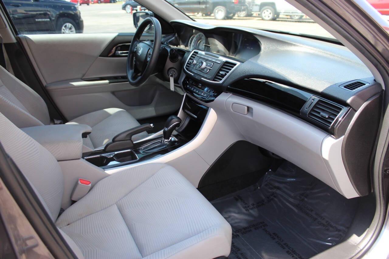 2016 Gray Honda Accord LX Sedan CVT (1HGCR2F3XGA) with an 2.4L L4 DOHC 16V engine, CVT transmission, located at 4301 NW 39th , Oklahoma City, OK, 73112, (405) 949-5600, 35.512135, -97.598671 - NO DRIVERS LICENCE -NO FULL COVERAGE INSURANCE - NO CREDIT CHECK. COME ON OVER TO SUPERSPORTS, TAKE A LOOK AND TEST DRIVE. PLEASE GIVE US A CALL AT (405) 949-5600. NO LICENCIA DE CONDUCIR - NO SEGURO DE COBERTURA TOTAL - NO VERIFICACION DE CREDITO. VISITENOS EN SUPERSPORTS, MIRE NUESTRO - Photo#8
