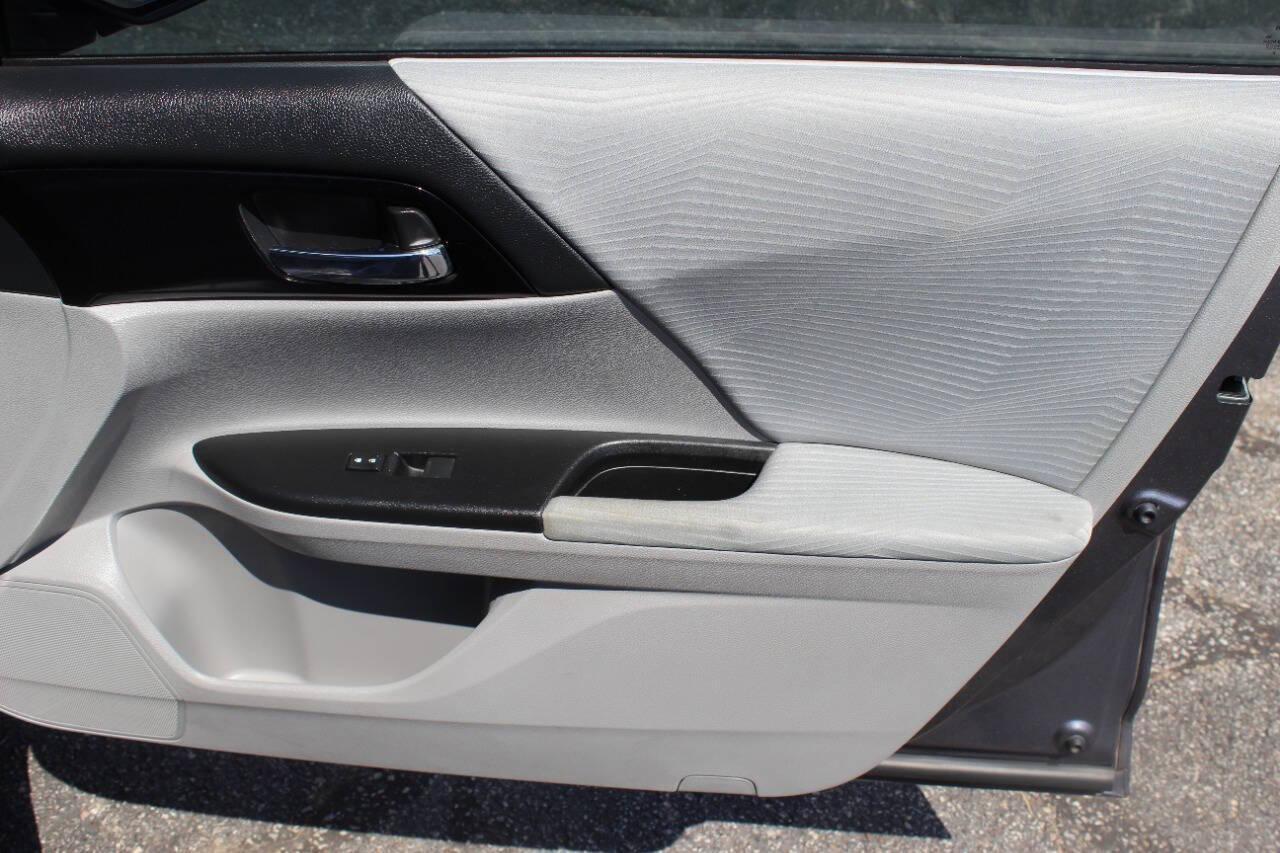 2016 Gray Honda Accord LX Sedan CVT (1HGCR2F3XGA) with an 2.4L L4 DOHC 16V engine, CVT transmission, located at 4301 NW 39th , Oklahoma City, OK, 73112, (405) 949-5600, 35.512135, -97.598671 - NO DRIVERS LICENCE -NO FULL COVERAGE INSURANCE - NO CREDIT CHECK. COME ON OVER TO SUPERSPORTS, TAKE A LOOK AND TEST DRIVE. PLEASE GIVE US A CALL AT (405) 949-5600. NO LICENCIA DE CONDUCIR - NO SEGURO DE COBERTURA TOTAL - NO VERIFICACION DE CREDITO. VISITENOS EN SUPERSPORTS, MIRE NUESTRO - Photo#9