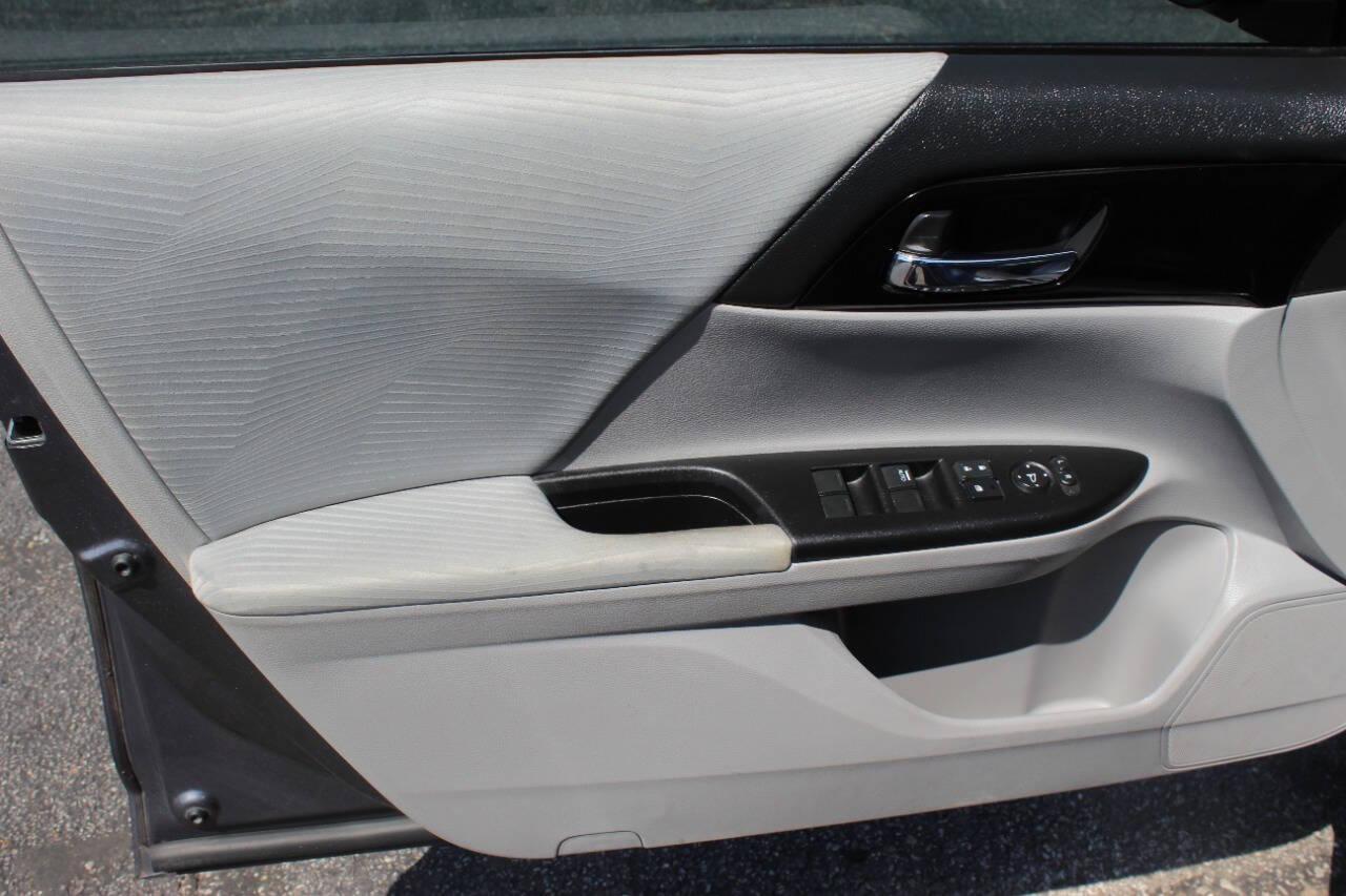 2016 Gray Honda Accord LX Sedan CVT (1HGCR2F3XGA) with an 2.4L L4 DOHC 16V engine, CVT transmission, located at 4301 NW 39th , Oklahoma City, OK, 73112, (405) 949-5600, 35.512135, -97.598671 - NO DRIVERS LICENCE -NO FULL COVERAGE INSURANCE - NO CREDIT CHECK. COME ON OVER TO SUPERSPORTS, TAKE A LOOK AND TEST DRIVE. PLEASE GIVE US A CALL AT (405) 949-5600. NO LICENCIA DE CONDUCIR - NO SEGURO DE COBERTURA TOTAL - NO VERIFICACION DE CREDITO. VISITENOS EN SUPERSPORTS, MIRE NUESTRO - Photo#16