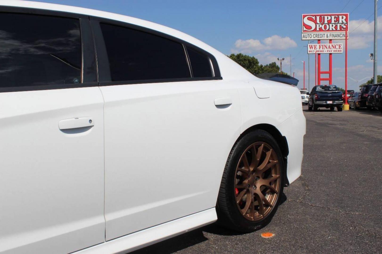 2018 White Dodge Charger SRT 392 (2C3CDXGJ8JH) with an 6.4L V8 OHV 16V engine, 5A transmission, located at 4301 NW 39th , Oklahoma City, OK, 73112, (405) 949-5600, 35.512135, -97.598671 - NO DRIVERS LICENCE -NO FULL COVERAGE INSURANCE - NO CREDIT CHECK. COME ON OVER TO SUPERSPORTS, TAKE A LOOK AND TEST DRIVE. PLEASE GIVE US A CALL AT (405) 949-5600. NO LICENCIA DE CONDUCIR - NO SEGURO DE COBERTURA TOTAL - NO VERIFICACION DE CREDITO. VISITENOS EN SUPERSPORTS, MIRE NUESTRO - Photo#9