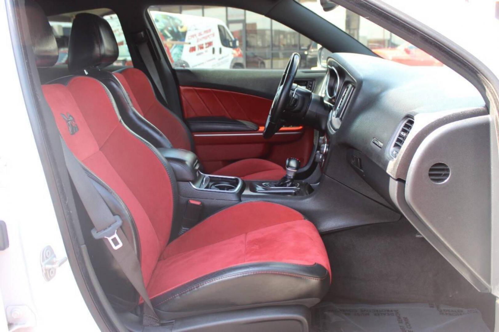 2018 White Dodge Charger SRT 392 (2C3CDXGJ8JH) with an 6.4L V8 OHV 16V engine, 5A transmission, located at 4301 NW 39th , Oklahoma City, OK, 73112, (405) 949-5600, 35.512135, -97.598671 - NO DRIVERS LICENCE -NO FULL COVERAGE INSURANCE - NO CREDIT CHECK. COME ON OVER TO SUPERSPORTS, TAKE A LOOK AND TEST DRIVE. PLEASE GIVE US A CALL AT (405) 949-5600. NO LICENCIA DE CONDUCIR - NO SEGURO DE COBERTURA TOTAL - NO VERIFICACION DE CREDITO. VISITENOS EN SUPERSPORTS, MIRE NUESTRO - Photo#14