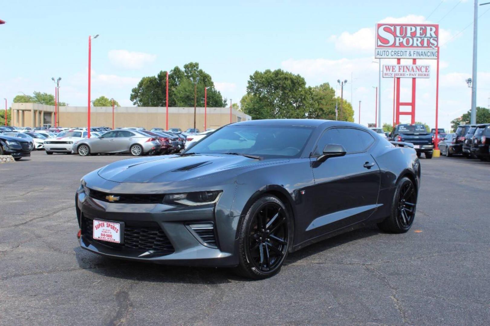 2018 Gray Chevrolet Camaro 1SS Coupe (1G1FF1R75J0) with an 6.2L V8 OHV 16V engine, 6A transmission, located at 4301 NW 39th , Oklahoma City, OK, 73112, (405) 949-5600, 35.512135, -97.598671 - NO DRIVERS LICENCE -NO FULL COVERAGE INSURANCE - NO CREDIT CHECK. COME ON OVER TO SUPERSPORTS, TAKE A LOOK AND TEST DRIVE. PLEASE GIVE US A CALL AT (405) 949-5600. NO LICENCIA DE CONDUCIR - NO SEGURO DE COBERTURA TOTAL - NO VERIFICACION DE CREDITO. VISITENOS EN SUPERSPORTS, MIRE NUESTRO - Photo#5