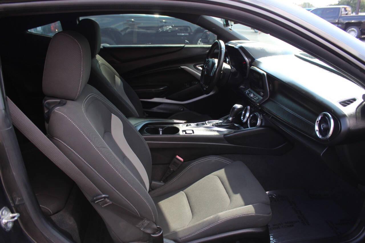 2018 Gray Chevrolet Camaro 1SS Coupe (1G1FF1R75J0) with an 6.2L V8 OHV 16V engine, 6A transmission, located at 4301 NW 39th , Oklahoma City, OK, 73112, (405) 949-5600, 35.512135, -97.598671 - NO DRIVERS LICENCE NO-FULL COVERAGE INSURANCE-NO CREDIT CHECK. COME ON OVER TO SUPERSPORTS AND TAKE A LOOK AND TEST DRIVE PLEASE GIVE US A CALL AT (405) 949-5600. NO LICENSIA DE MANEJAR- NO SEGURO DE COBERTURA TOTAL- NO VERIFICACCION DE CREDITO. POR FAVOR VENGAN A SUPERSPORTS, ECHE UN VI - Photo#8