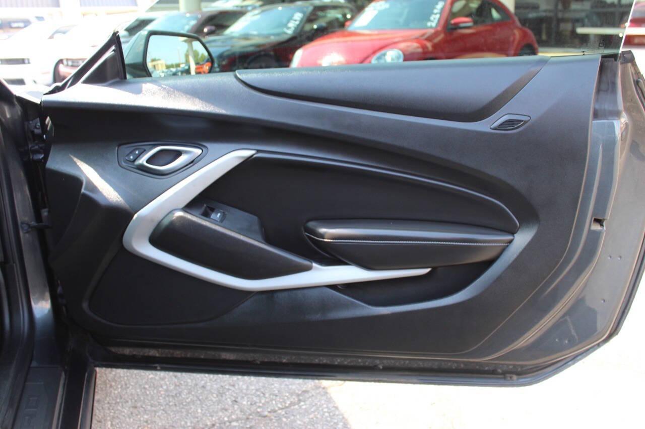 2018 Gray Chevrolet Camaro 1SS Coupe (1G1FF1R75J0) with an 6.2L V8 OHV 16V engine, 6A transmission, located at 4301 NW 39th , Oklahoma City, OK, 73112, (405) 949-5600, 35.512135, -97.598671 - NO DRIVERS LICENCE NO-FULL COVERAGE INSURANCE-NO CREDIT CHECK. COME ON OVER TO SUPERSPORTS AND TAKE A LOOK AND TEST DRIVE PLEASE GIVE US A CALL AT (405) 949-5600. NO LICENSIA DE MANEJAR- NO SEGURO DE COBERTURA TOTAL- NO VERIFICACCION DE CREDITO. POR FAVOR VENGAN A SUPERSPORTS, ECHE UN VI - Photo#9