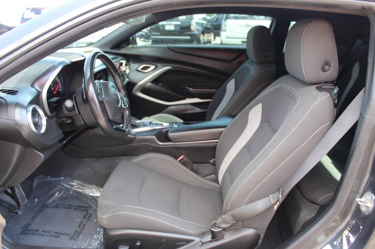 2018 Gray Chevrolet Camaro 1SS Coupe (1G1FF1R75J0) with an 6.2L V8 OHV 16V engine, 6A transmission, located at 4301 NW 39th , Oklahoma City, OK, 73112, (405) 949-5600, 35.512135, -97.598671 - NO DRIVERS LICENCE NO-FULL COVERAGE INSURANCE-NO CREDIT CHECK. COME ON OVER TO SUPERSPORTS AND TAKE A LOOK AND TEST DRIVE PLEASE GIVE US A CALL AT (405) 949-5600. NO LICENSIA DE MANEJAR- NO SEGURO DE COBERTURA TOTAL- NO VERIFICACCION DE CREDITO. POR FAVOR VENGAN A SUPERSPORTS, ECHE UN VI - Photo#13