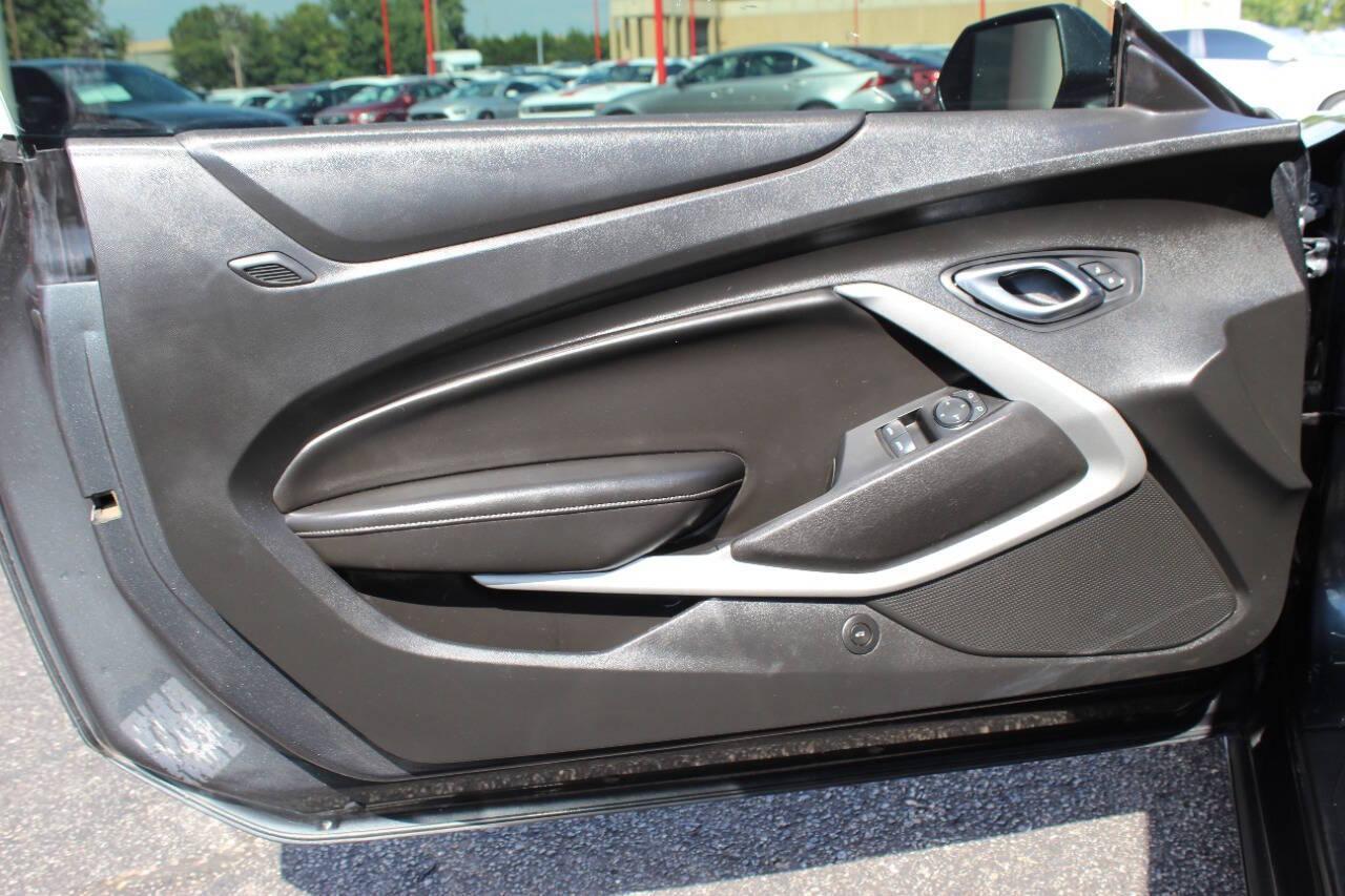 2018 Gray Chevrolet Camaro 1SS Coupe (1G1FF1R75J0) with an 6.2L V8 OHV 16V engine, 6A transmission, located at 4301 NW 39th , Oklahoma City, OK, 73112, (405) 949-5600, 35.512135, -97.598671 - NO DRIVERS LICENCE NO-FULL COVERAGE INSURANCE-NO CREDIT CHECK. COME ON OVER TO SUPERSPORTS AND TAKE A LOOK AND TEST DRIVE PLEASE GIVE US A CALL AT (405) 949-5600. NO LICENSIA DE MANEJAR- NO SEGURO DE COBERTURA TOTAL- NO VERIFICACCION DE CREDITO. POR FAVOR VENGAN A SUPERSPORTS, ECHE UN VI - Photo#14