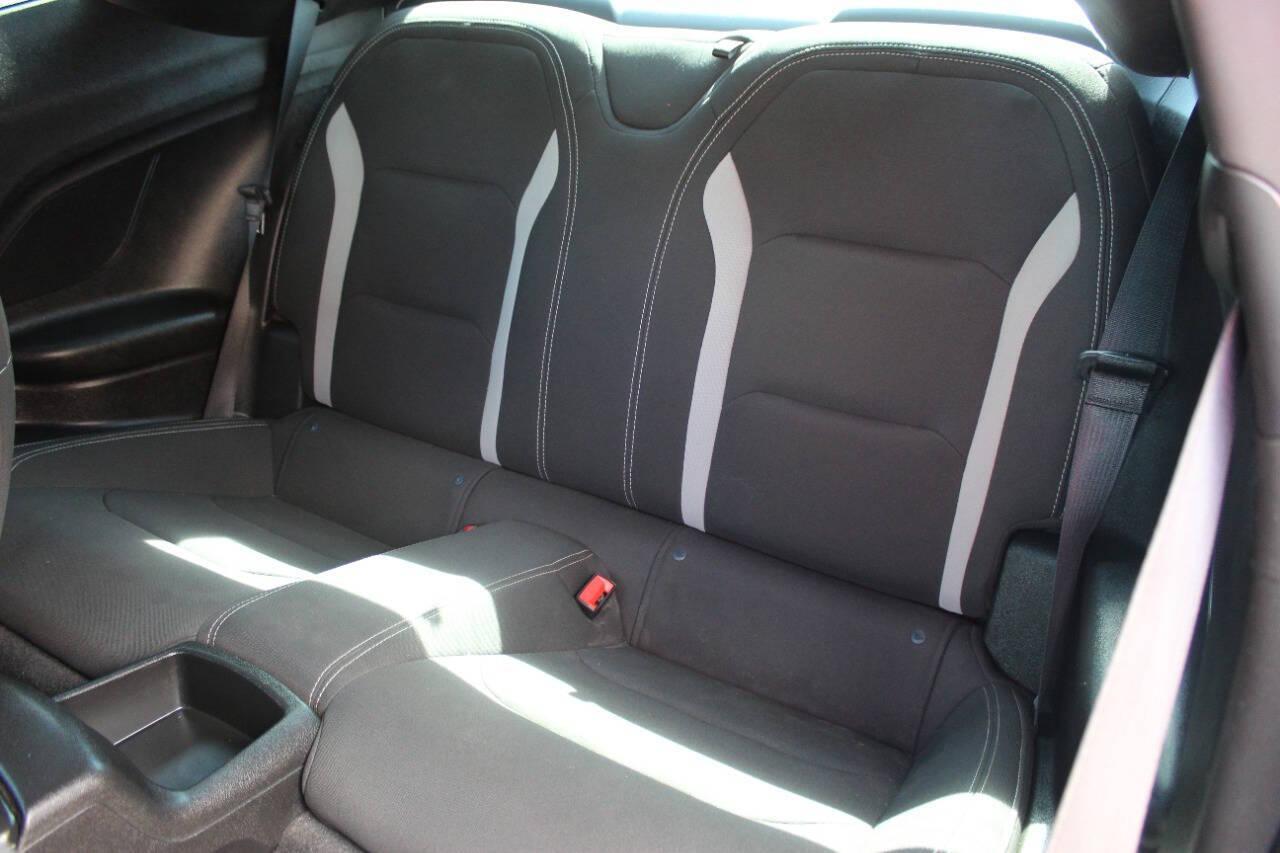 2018 Gray Chevrolet Camaro 1SS Coupe (1G1FF1R75J0) with an 6.2L V8 OHV 16V engine, 6A transmission, located at 4301 NW 39th , Oklahoma City, OK, 73112, (405) 949-5600, 35.512135, -97.598671 - NO DRIVERS LICENCE NO-FULL COVERAGE INSURANCE-NO CREDIT CHECK. COME ON OVER TO SUPERSPORTS AND TAKE A LOOK AND TEST DRIVE PLEASE GIVE US A CALL AT (405) 949-5600. NO LICENSIA DE MANEJAR- NO SEGURO DE COBERTURA TOTAL- NO VERIFICACCION DE CREDITO. POR FAVOR VENGAN A SUPERSPORTS, ECHE UN VI - Photo#12