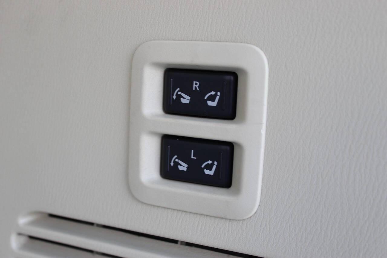 2011 White Infiniti QX56 4WD (JN8AZ2NE6B9) with an 5.6L V8 DOHC 32V engine, 5-Speed Automatic transmission, located at 4301 NW 39th , Oklahoma City, OK, 73112, (405) 949-5600, 35.512135, -97.598671 - NO DRIVERS LICENCE -NO FULL COVERAGE INSURANCE - NO CREDIT CHECK. COME ON OVER TO SUPERSPORTS, TAKE A LOOK AND TEST DRIVE. PLEASE GIVE US A CALL AT (405) 949-5600. NO LICENCIA DE CONDUCIR - NO SEGURO DE COBERTURA TOTAL - NO VERIFICACION DE CREDITO. VISITENOS EN SUPERSPORTS, MIRE NUESTRO - Photo#25