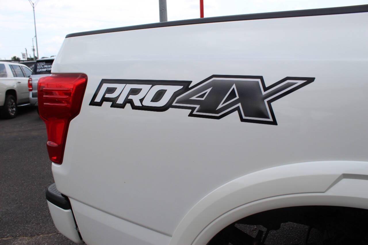 2017 White Nissan Titan Platinum Reserve Crew Cab 4WD (1N6AA1E58HN) with an 5.6L V8 DOHC 32V engine, 6A transmission, located at 4301 NW 39th , Oklahoma City, OK, 73112, (405) 949-5600, 35.512135, -97.598671 - NO DRIVERS LICENCE -NO FULL COVERAGE INSURANCE - NO CREDIT CHECK. COME ON OVER TO SUPERSPORTS, TAKE A LOOK AND TEST DRIVE. PLEASE GIVE US A CALL AT (405) 949-5600. NO LICENCIA DE CONDUCIR - NO SEGURO DE COBERTURA TOTAL - NO VERIFICACION DE CREDITO. VISITENOS EN SUPERSPORTS, MIRE NUESTRO - Photo#7