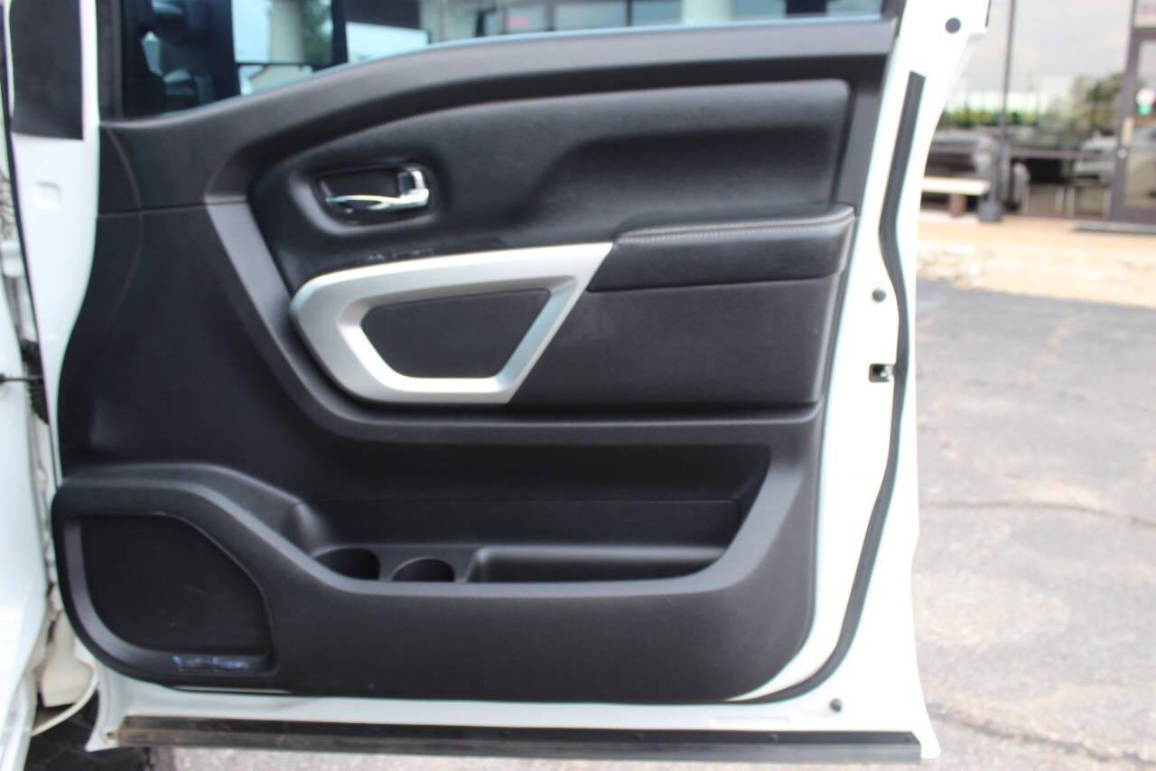 2017 White Nissan Titan Platinum Reserve Crew Cab 4WD (1N6AA1E58HN) with an 5.6L V8 DOHC 32V engine, 6A transmission, located at 4301 NW 39th , Oklahoma City, OK, 73112, (405) 949-5600, 35.512135, -97.598671 - NO DRIVERS LICENCE -NO FULL COVERAGE INSURANCE - NO CREDIT CHECK. COME ON OVER TO SUPERSPORTS, TAKE A LOOK AND TEST DRIVE. PLEASE GIVE US A CALL AT (405) 949-5600. NO LICENCIA DE CONDUCIR - NO SEGURO DE COBERTURA TOTAL - NO VERIFICACION DE CREDITO. VISITENOS EN SUPERSPORTS, MIRE NUESTRO - Photo#9