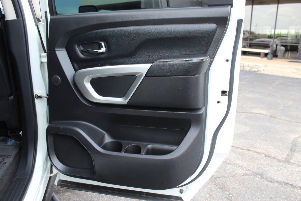 2017 White Nissan Titan Platinum Reserve Crew Cab 4WD (1N6AA1E58HN) with an 5.6L V8 DOHC 32V engine, 6A transmission, located at 4301 NW 39th , Oklahoma City, OK, 73112, (405) 949-5600, 35.512135, -97.598671 - NO DRIVERS LICENCE -NO FULL COVERAGE INSURANCE - NO CREDIT CHECK. COME ON OVER TO SUPERSPORTS, TAKE A LOOK AND TEST DRIVE. PLEASE GIVE US A CALL AT (405) 949-5600. NO LICENCIA DE CONDUCIR - NO SEGURO DE COBERTURA TOTAL - NO VERIFICACION DE CREDITO. VISITENOS EN SUPERSPORTS, MIRE NUESTRO - Photo#11