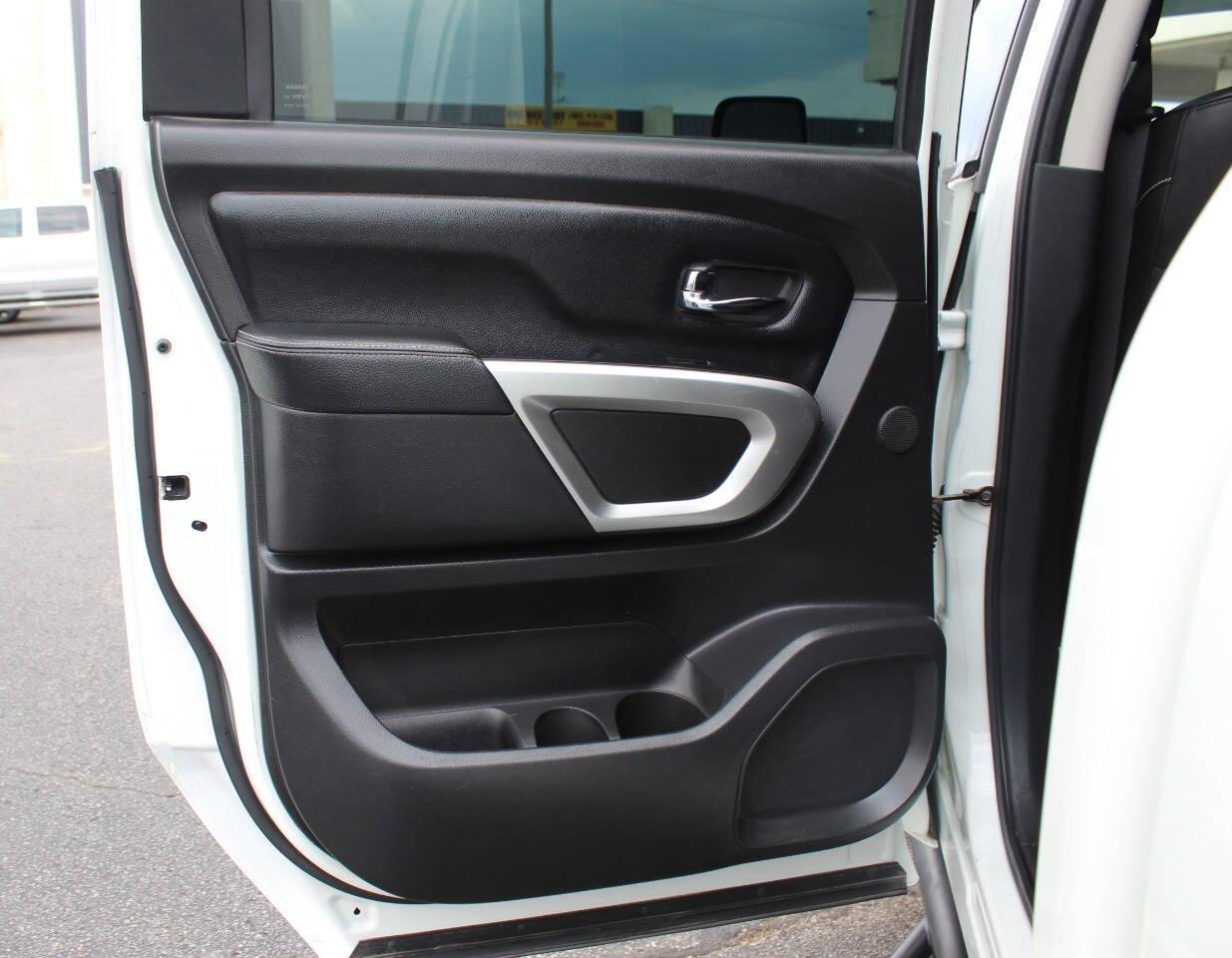 2017 White Nissan Titan Platinum Reserve Crew Cab 4WD (1N6AA1E58HN) with an 5.6L V8 DOHC 32V engine, 6A transmission, located at 4301 NW 39th , Oklahoma City, OK, 73112, (405) 949-5600, 35.512135, -97.598671 - NO DRIVERS LICENCE -NO FULL COVERAGE INSURANCE - NO CREDIT CHECK. COME ON OVER TO SUPERSPORTS, TAKE A LOOK AND TEST DRIVE. PLEASE GIVE US A CALL AT (405) 949-5600. NO LICENCIA DE CONDUCIR - NO SEGURO DE COBERTURA TOTAL - NO VERIFICACION DE CREDITO. VISITENOS EN SUPERSPORTS, MIRE NUESTRO - Photo#13