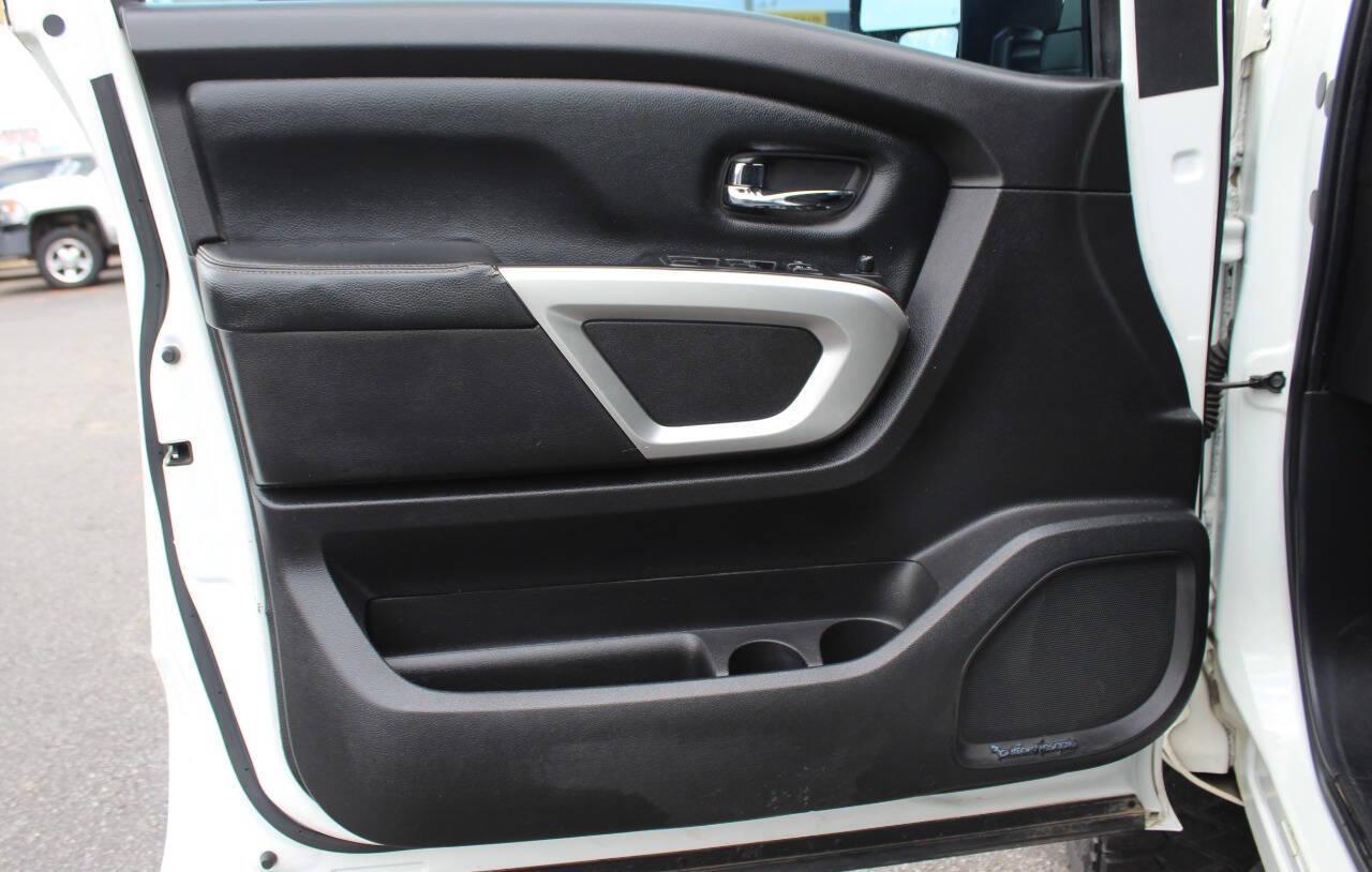 2017 White Nissan Titan Platinum Reserve Crew Cab 4WD (1N6AA1E58HN) with an 5.6L V8 DOHC 32V engine, 6A transmission, located at 4301 NW 39th , Oklahoma City, OK, 73112, (405) 949-5600, 35.512135, -97.598671 - NO DRIVERS LICENCE -NO FULL COVERAGE INSURANCE - NO CREDIT CHECK. COME ON OVER TO SUPERSPORTS, TAKE A LOOK AND TEST DRIVE. PLEASE GIVE US A CALL AT (405) 949-5600. NO LICENCIA DE CONDUCIR - NO SEGURO DE COBERTURA TOTAL - NO VERIFICACION DE CREDITO. VISITENOS EN SUPERSPORTS, MIRE NUESTRO - Photo#15