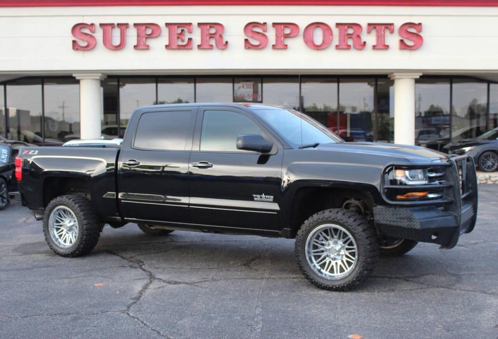 2018 Black Chevrolet Silverado 1500 LT Crew Cab Long Box 4WD (3GCUKREC7JG) with an 5.3L V8 OHV 16V engine, 6A transmission, located at 4301 NW 39th , Oklahoma City, OK, 73112, (405) 949-5600, 35.512135, -97.598671 - NO DRIVERS LICENCE -NO FULL COVERAGE INSURANCE - NO CREDIT CHECK. COME ON OVER TO SUPERSPORTS, TAKE A LOOK AND TEST DRIVE. PLEASE GIVE US A CALL AT (405) 949-5600. NO LICENCIA DE CONDUCIR - NO SEGURO DE COBERTURA TOTAL - NO VERIFICACION DE CREDITO. VISITENOS EN SUPERSPORTS, MIRE NUESTRO - Photo#2
