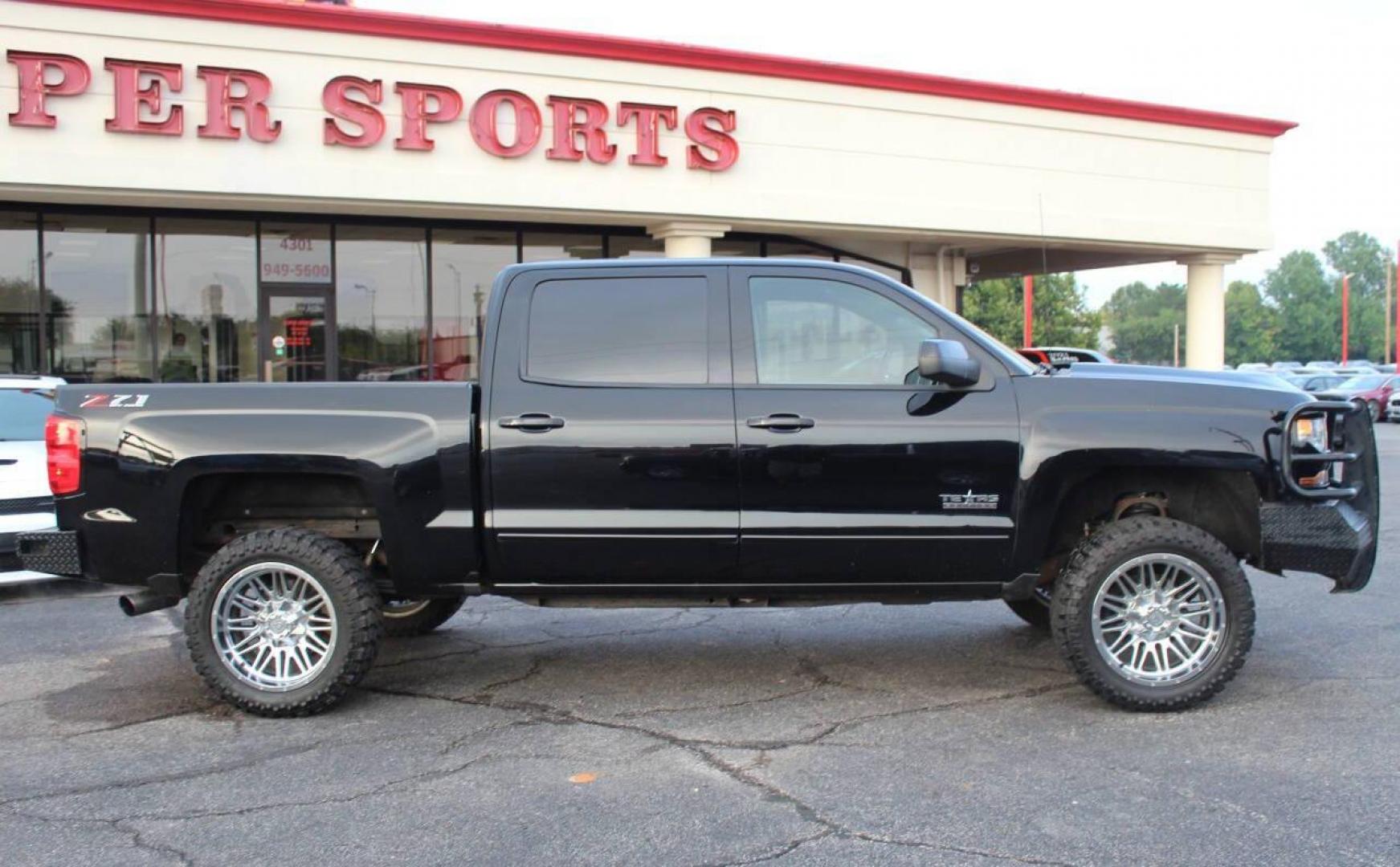 2018 Black Chevrolet Silverado 1500 LT Crew Cab Long Box 4WD (3GCUKREC7JG) with an 5.3L V8 OHV 16V engine, 6A transmission, located at 4301 NW 39th , Oklahoma City, OK, 73112, (405) 949-5600, 35.512135, -97.598671 - NO DRIVERS LICENCE -NO FULL COVERAGE INSURANCE - NO CREDIT CHECK. COME ON OVER TO SUPERSPORTS, TAKE A LOOK AND TEST DRIVE. PLEASE GIVE US A CALL AT (405) 949-5600. NO LICENCIA DE CONDUCIR - NO SEGURO DE COBERTURA TOTAL - NO VERIFICACION DE CREDITO. VISITENOS EN SUPERSPORTS, MIRE NUESTRO - Photo#3