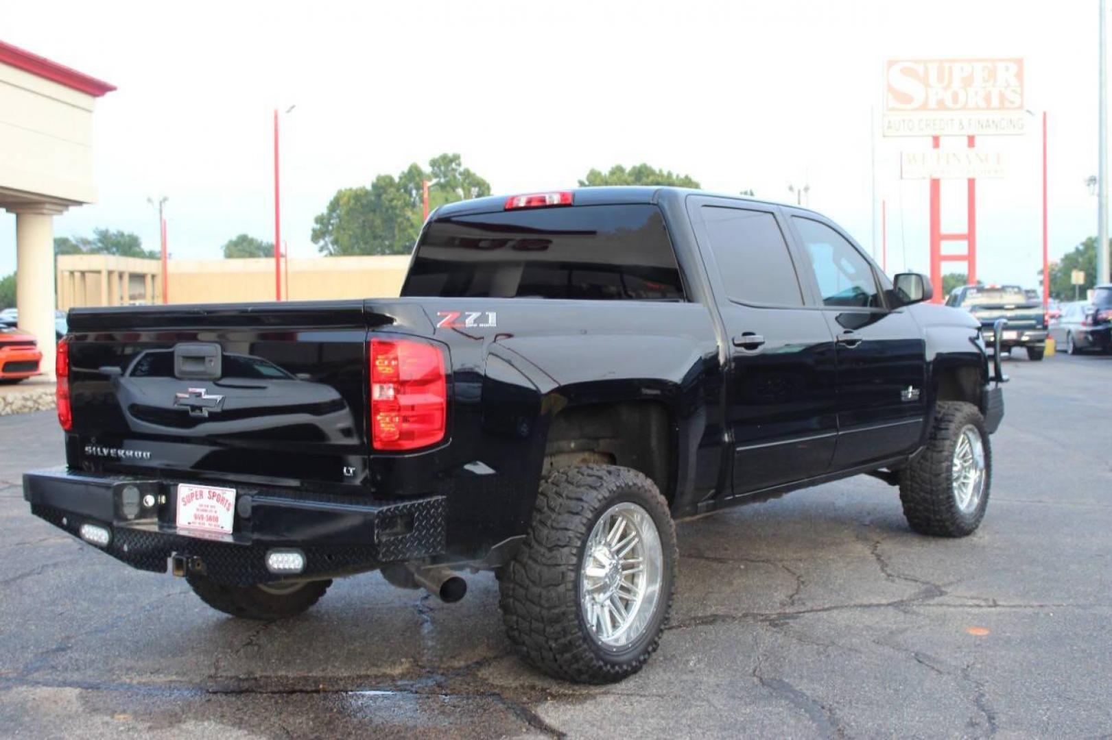 2018 Black Chevrolet Silverado 1500 LT Crew Cab Long Box 4WD (3GCUKREC7JG) with an 5.3L V8 OHV 16V engine, 6A transmission, located at 4301 NW 39th , Oklahoma City, OK, 73112, (405) 949-5600, 35.512135, -97.598671 - NO DRIVERS LICENCE -NO FULL COVERAGE INSURANCE - NO CREDIT CHECK. COME ON OVER TO SUPERSPORTS, TAKE A LOOK AND TEST DRIVE. PLEASE GIVE US A CALL AT (405) 949-5600. NO LICENCIA DE CONDUCIR - NO SEGURO DE COBERTURA TOTAL - NO VERIFICACION DE CREDITO. VISITENOS EN SUPERSPORTS, MIRE NUESTRO - Photo#4