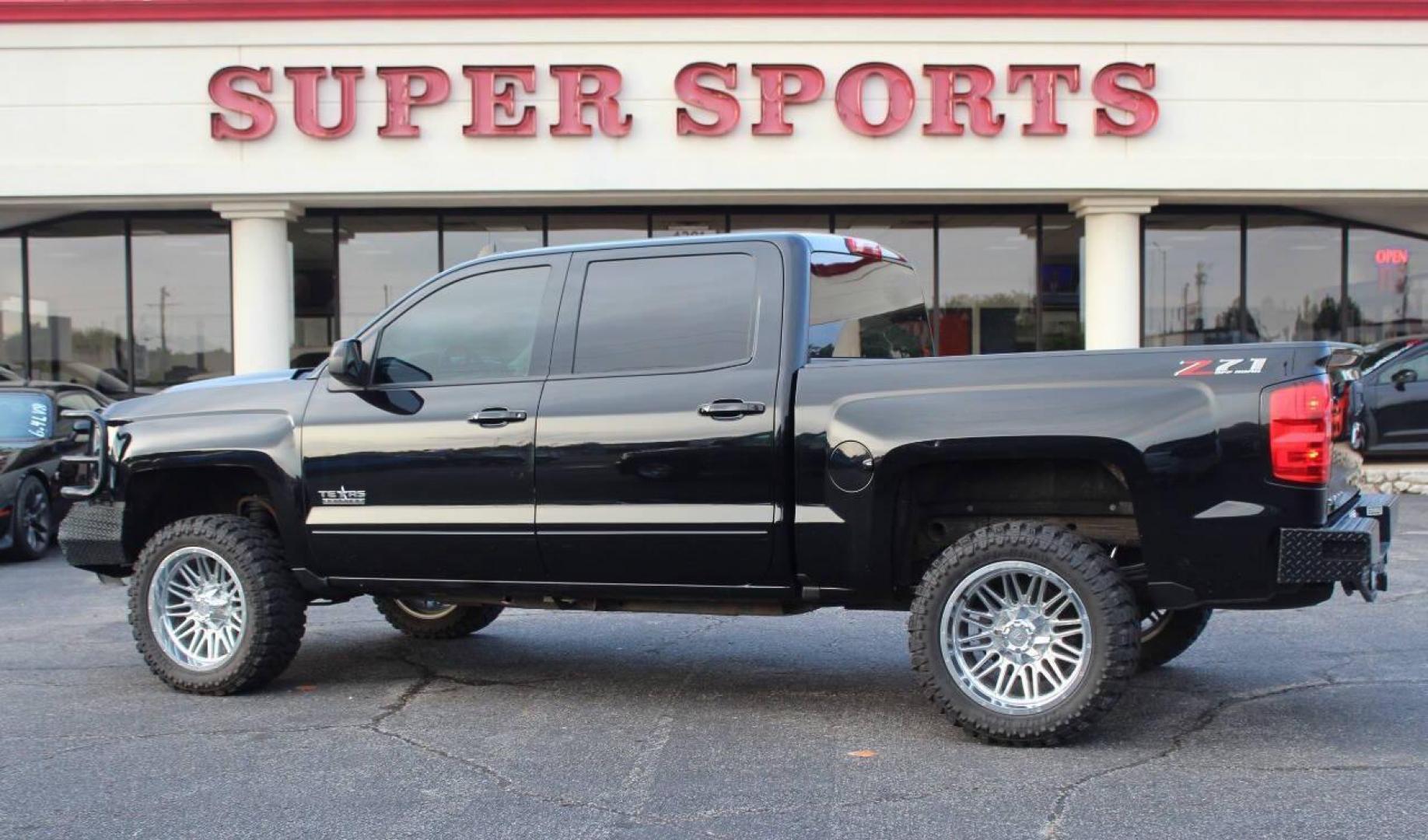 2018 Black Chevrolet Silverado 1500 LT Crew Cab Long Box 4WD (3GCUKREC7JG) with an 5.3L V8 OHV 16V engine, 6A transmission, located at 4301 NW 39th , Oklahoma City, OK, 73112, (405) 949-5600, 35.512135, -97.598671 - NO DRIVERS LICENCE -NO FULL COVERAGE INSURANCE - NO CREDIT CHECK. COME ON OVER TO SUPERSPORTS, TAKE A LOOK AND TEST DRIVE. PLEASE GIVE US A CALL AT (405) 949-5600. NO LICENCIA DE CONDUCIR - NO SEGURO DE COBERTURA TOTAL - NO VERIFICACION DE CREDITO. VISITENOS EN SUPERSPORTS, MIRE NUESTRO - Photo#5