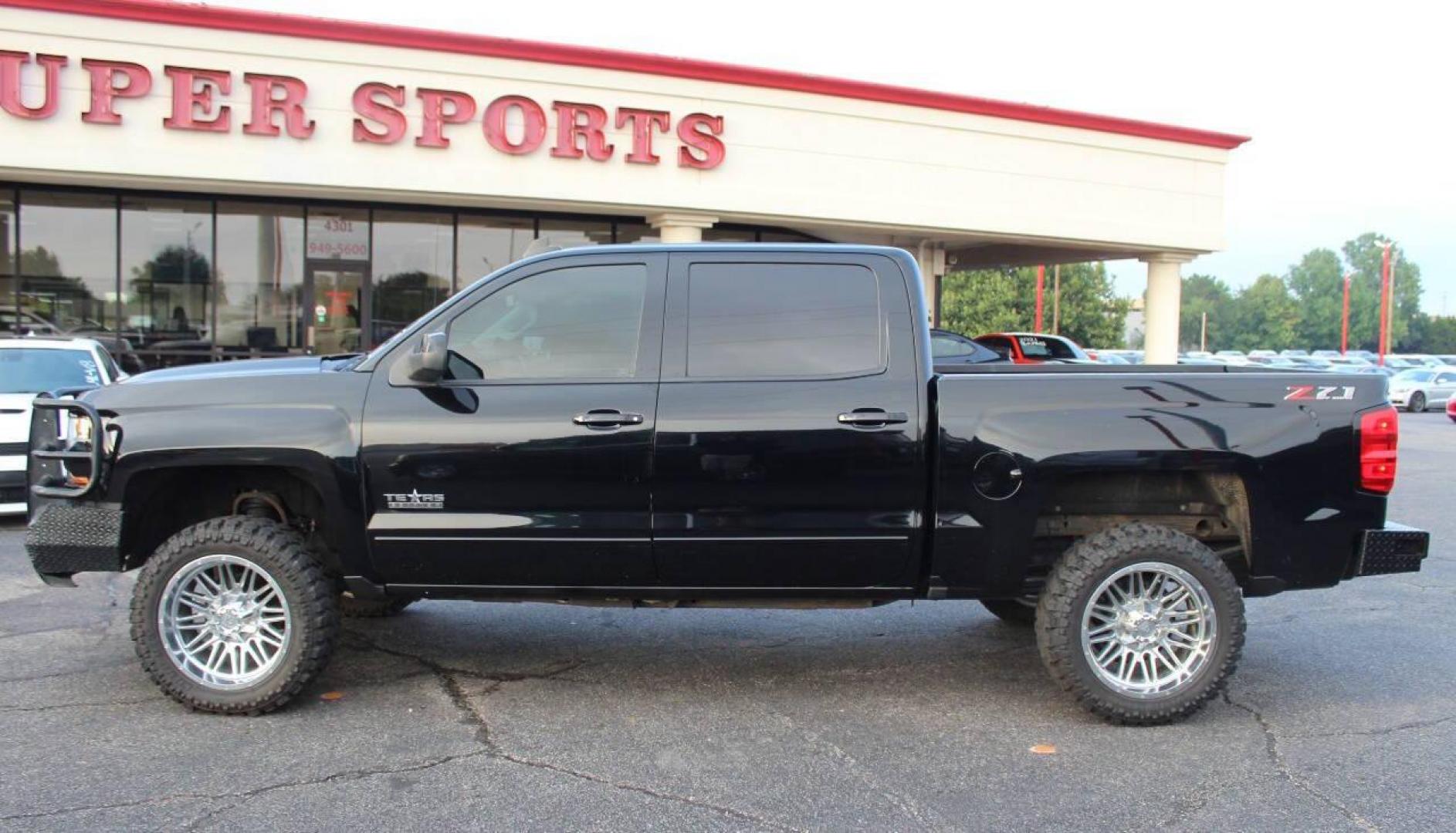 2018 Black Chevrolet Silverado 1500 LT Crew Cab Long Box 4WD (3GCUKREC7JG) with an 5.3L V8 OHV 16V engine, 6A transmission, located at 4301 NW 39th , Oklahoma City, OK, 73112, (405) 949-5600, 35.512135, -97.598671 - NO DRIVERS LICENCE -NO FULL COVERAGE INSURANCE - NO CREDIT CHECK. COME ON OVER TO SUPERSPORTS, TAKE A LOOK AND TEST DRIVE. PLEASE GIVE US A CALL AT (405) 949-5600. NO LICENCIA DE CONDUCIR - NO SEGURO DE COBERTURA TOTAL - NO VERIFICACION DE CREDITO. VISITENOS EN SUPERSPORTS, MIRE NUESTRO - Photo#6