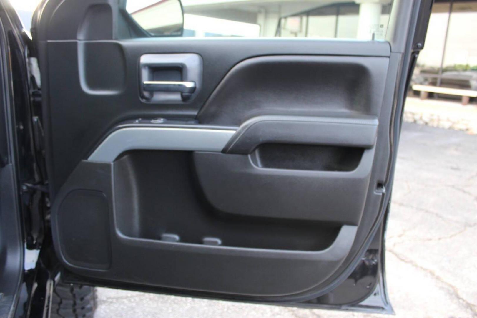 2018 Black Chevrolet Silverado 1500 LT Crew Cab Long Box 4WD (3GCUKREC7JG) with an 5.3L V8 OHV 16V engine, 6A transmission, located at 4301 NW 39th , Oklahoma City, OK, 73112, (405) 949-5600, 35.512135, -97.598671 - NO DRIVERS LICENCE -NO FULL COVERAGE INSURANCE - NO CREDIT CHECK. COME ON OVER TO SUPERSPORTS, TAKE A LOOK AND TEST DRIVE. PLEASE GIVE US A CALL AT (405) 949-5600. NO LICENCIA DE CONDUCIR - NO SEGURO DE COBERTURA TOTAL - NO VERIFICACION DE CREDITO. VISITENOS EN SUPERSPORTS, MIRE NUESTRO - Photo#10