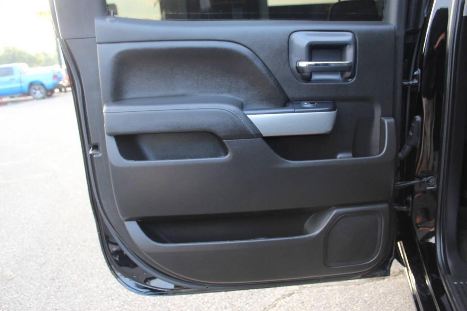 2018 Black Chevrolet Silverado 1500 LT Crew Cab Long Box 4WD (3GCUKREC7JG) with an 5.3L V8 OHV 16V engine, 6A transmission, located at 4301 NW 39th , Oklahoma City, OK, 73112, (405) 949-5600, 35.512135, -97.598671 - NO DRIVERS LICENCE -NO FULL COVERAGE INSURANCE - NO CREDIT CHECK. COME ON OVER TO SUPERSPORTS, TAKE A LOOK AND TEST DRIVE. PLEASE GIVE US A CALL AT (405) 949-5600. NO LICENCIA DE CONDUCIR - NO SEGURO DE COBERTURA TOTAL - NO VERIFICACION DE CREDITO. VISITENOS EN SUPERSPORTS, MIRE NUESTRO - Photo#14